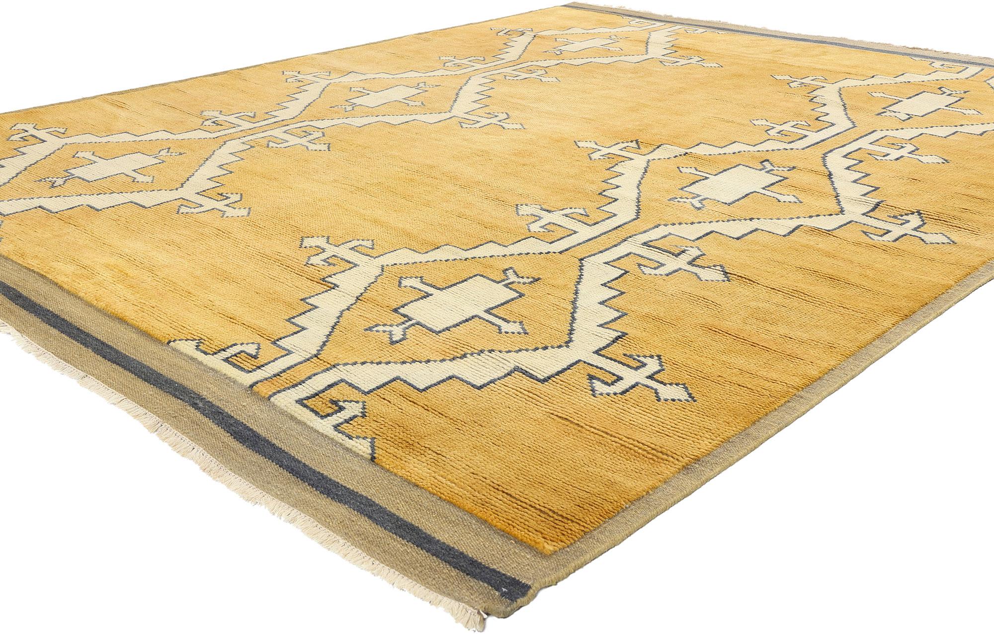 31314 Alfombra marroquí moderna Golden Sahara Talisman, 08'00 x 09'11. Adéntrate en un reino donde las arenas doradas del Sáhara se encuentran con el intrincado arte de la artesanía marroquí con esta alfombra marroquí moderna Golden Sahara Talisman