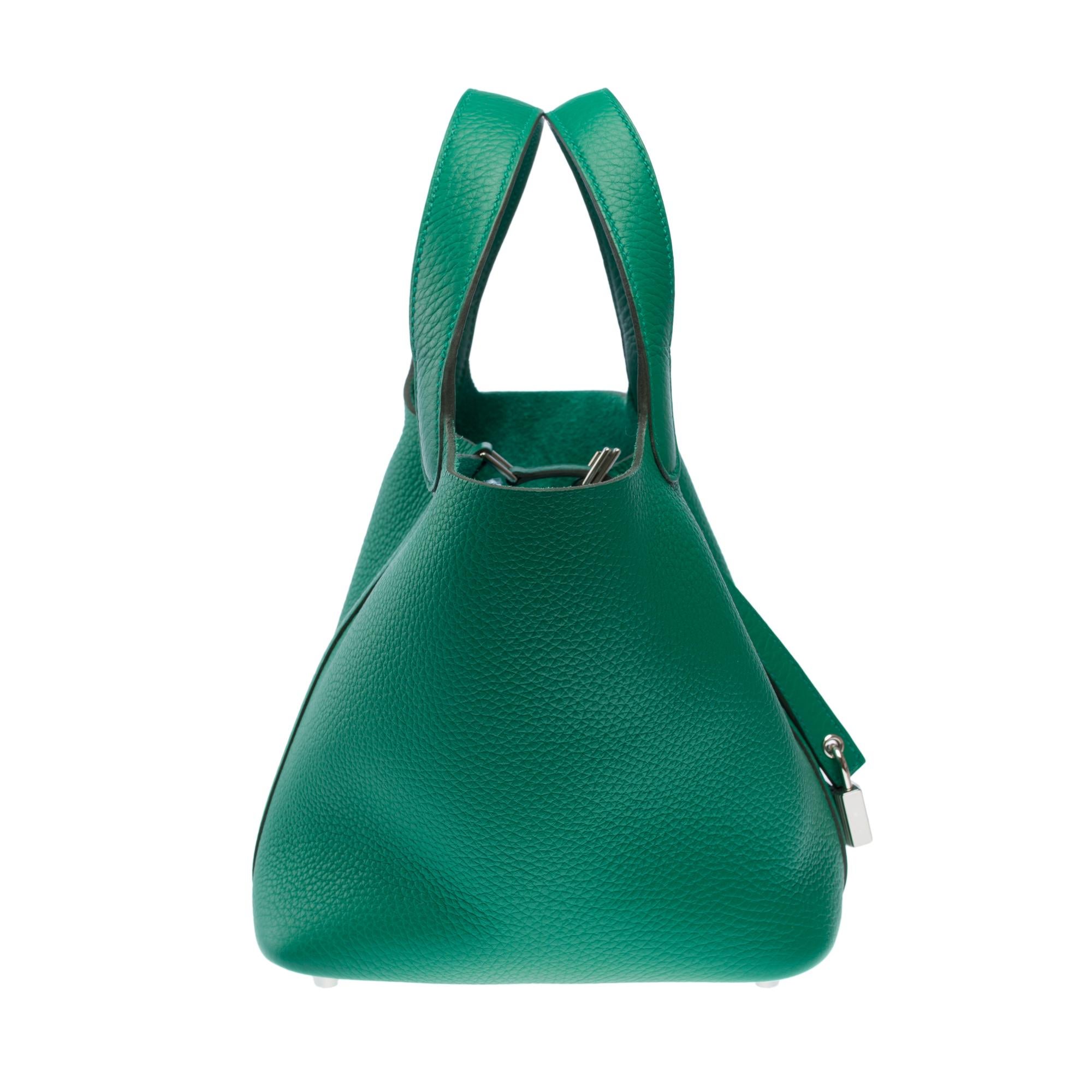 Deliziosa borsa Hermès Picotin Lock 18 in pelle Togo Vert Vertigo, con finiture in metallo color argento palladio, dotata di doppi manici in pelle verde per il trasporto a mano.

Chiusura con cinturino in pelle
Interni in pelle scamosciata
