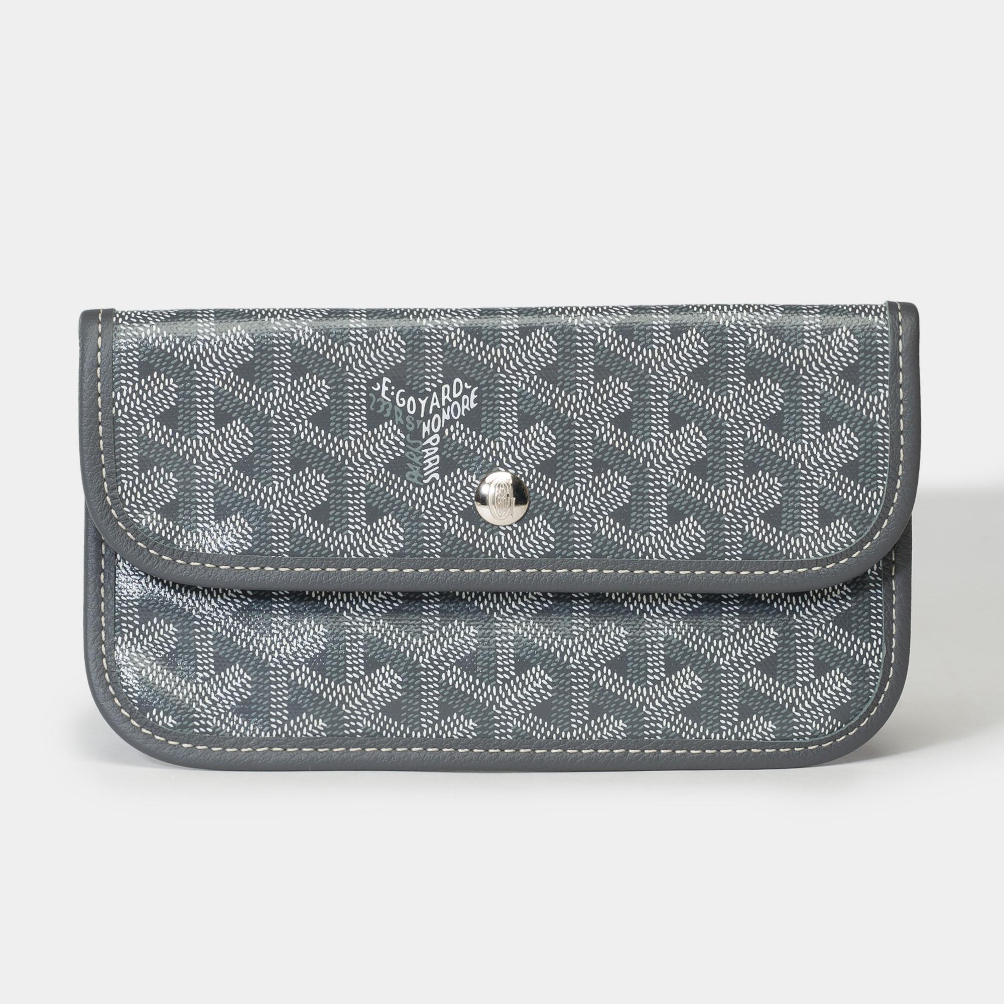 Goyard​ ​Saint-Louis​ ​Pouch​ ​in​ ​grey​ ​and​ ​white​ ​Goyardine​ ​canvas​ ​and​ ​​ ​Grey​ ​chevroches​ ​calf​ ​leather,​ ​silver​ ​metal​ ​trim​ ​for​ ​a​ ​hand​ ​or​ ​accessory

Inner​ ​lining​ ​in​ ​white​ ​canvas
Signature:​ ​