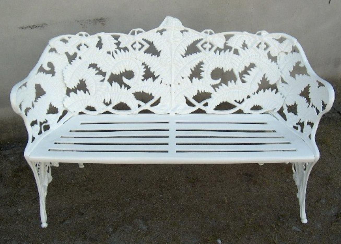 New green cast aluminum three-seat garden bench
Very confortable and resistant

Its finish makes it able to withstand the inclement weather. The paint is epoxy resin that is passed to 200 degrees in the oven.

Availability: approximately 20 -