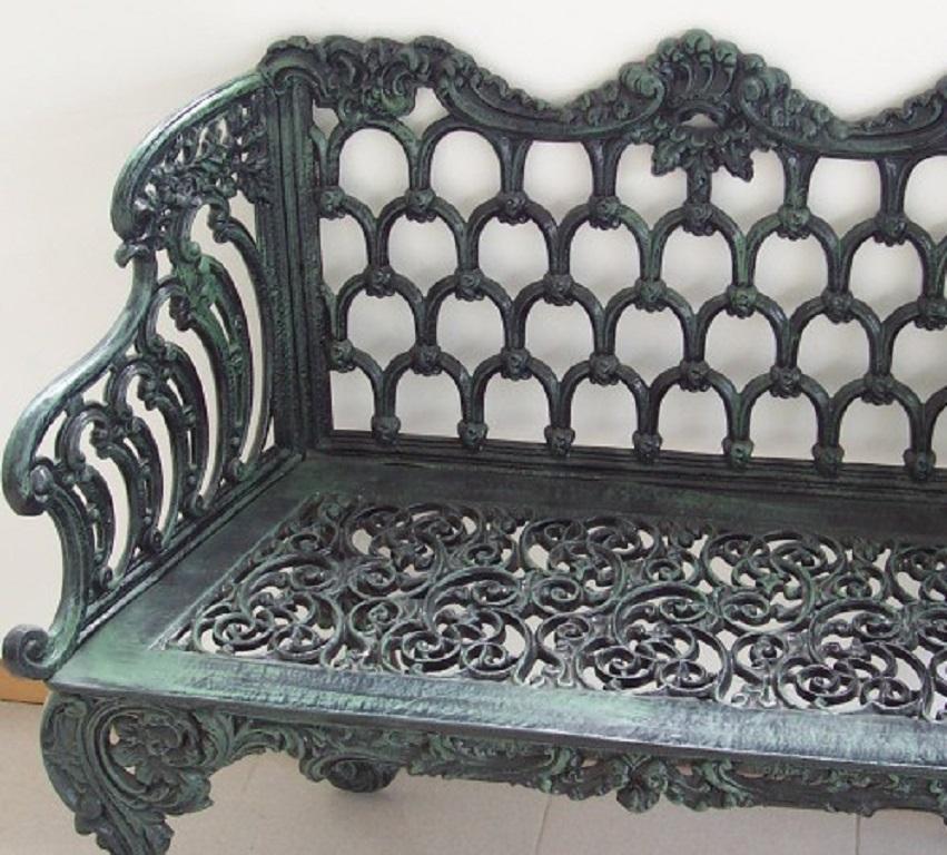 New green cast aluminum two seats garden bench
Very comfortable and resistant.

Its finish makes it able to withstand the inclement weather. The paint is epoxy resin that is passed to 200 degrees in the oven.

Availability: Approximately 20 -