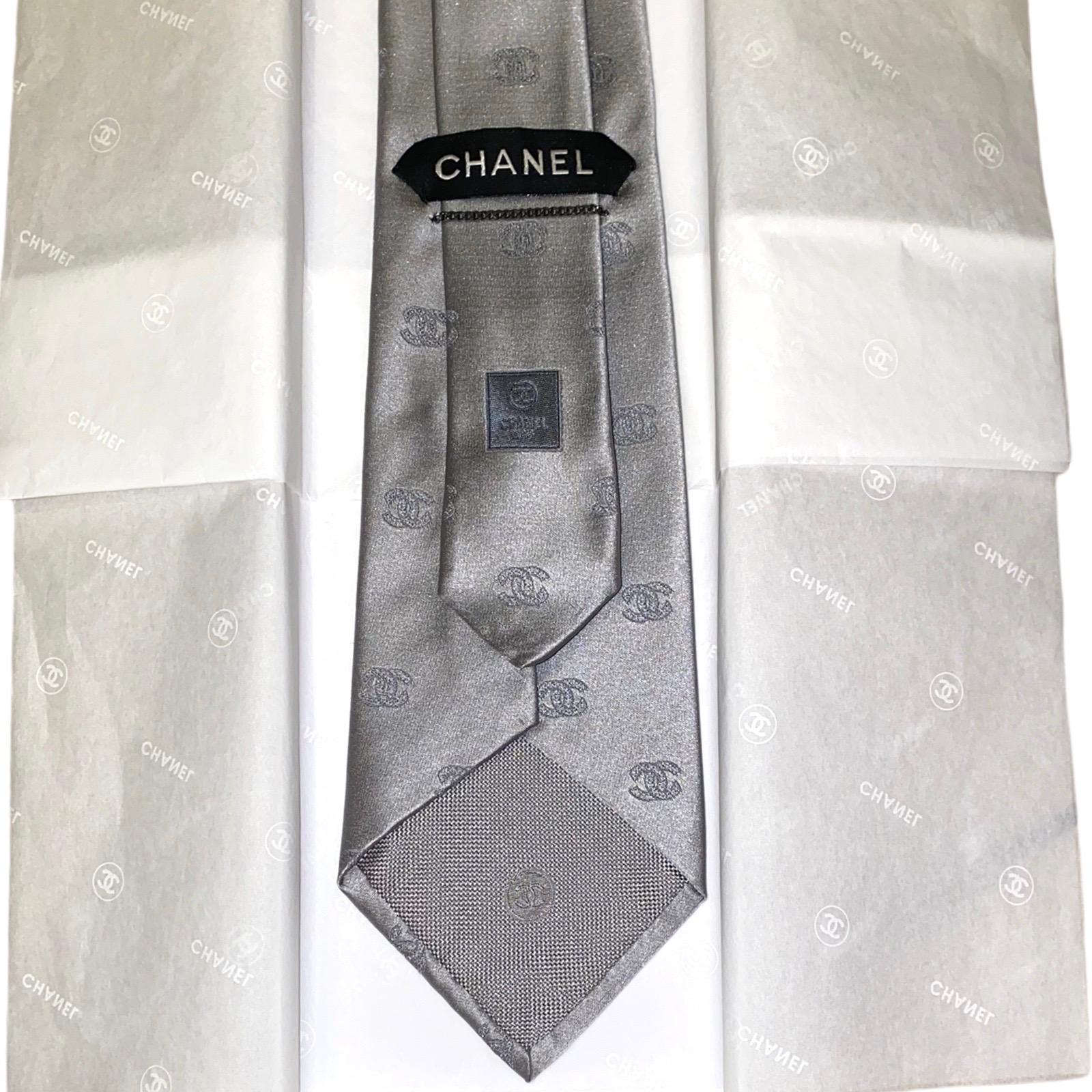 Beautiful CHANEL silk tie
A true signature item that will last you for many years
Chanel's famous CC logo motif all over
Chain on back
100% Silk
Handmade in Italy
Brandnew, never worn
Comes in original CHANEL tie box
