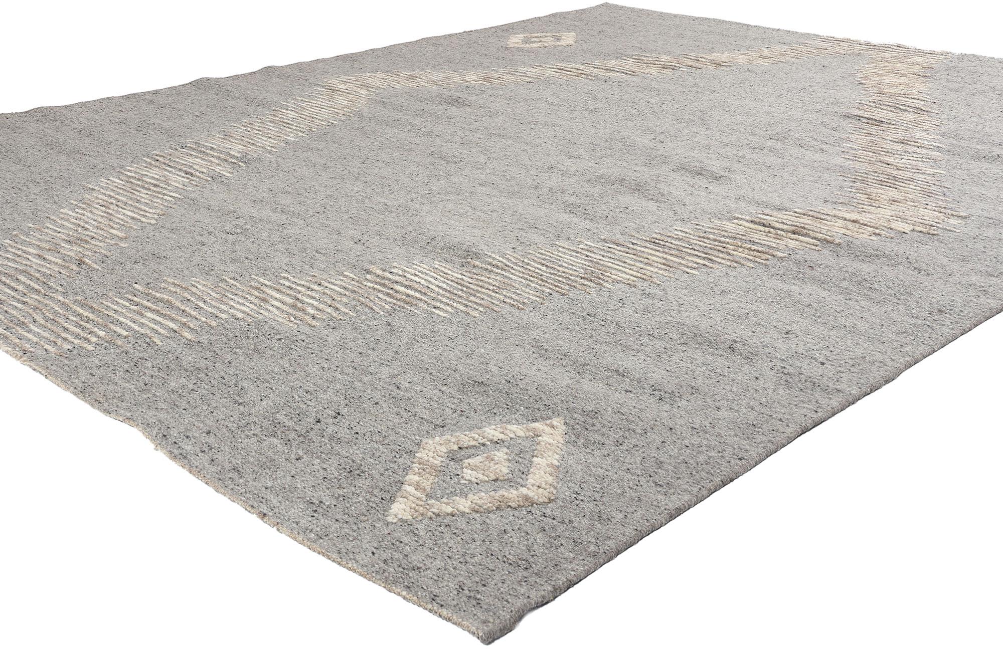 31082 Tappeto marocchino moderno tribale grigio, 08'01 x 10'01. I tappeti marocchini indiani mescolano ad arte motivi tribali, forme geometriche e motivi accattivanti che caratterizzano l'artigianato marocchino. Realizzati a mano in India, questi