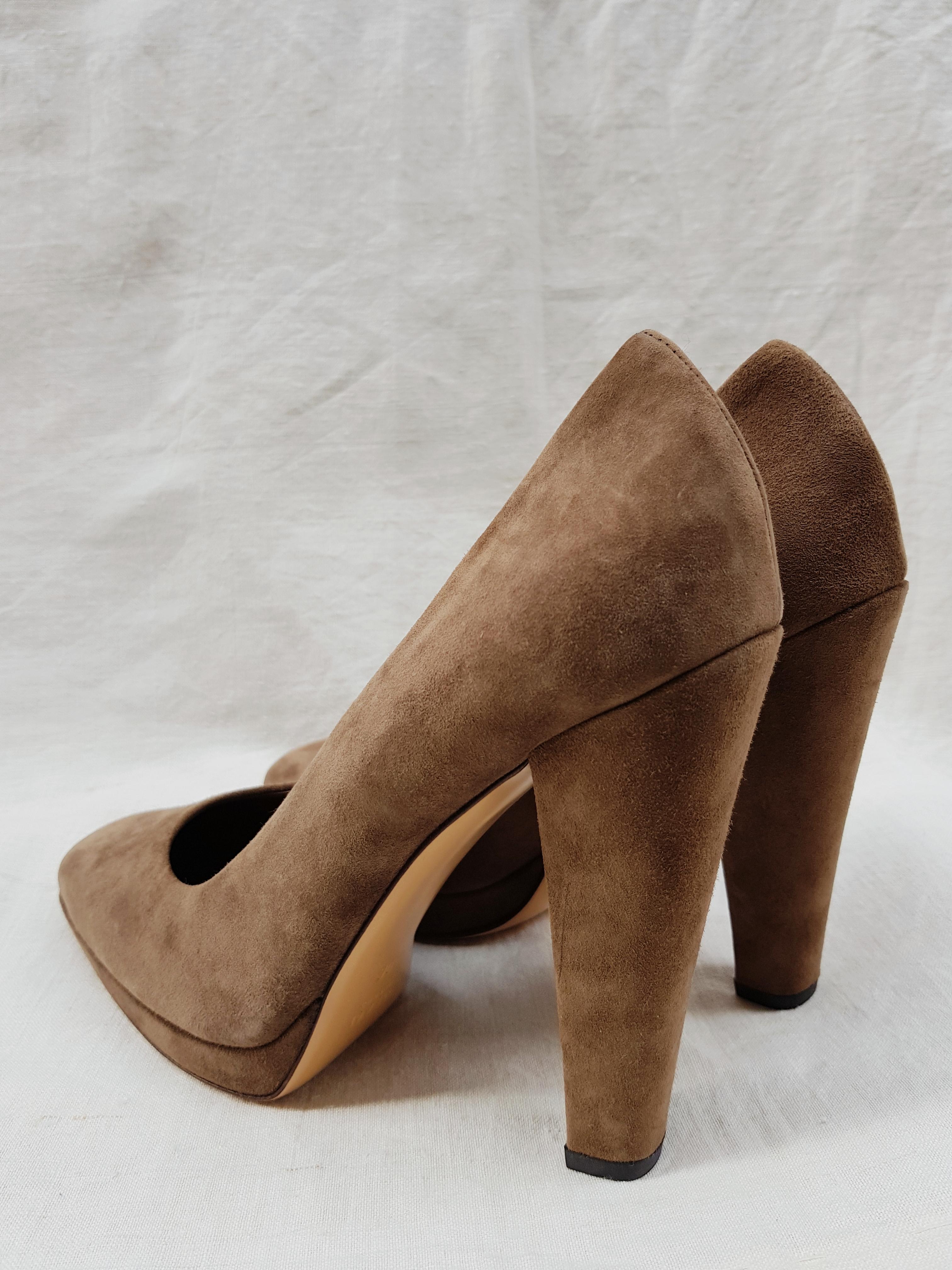 -Suede leather
-Camel color
-Block heels
-125 mm heel
-Sold with dustbag and box
-New condition
-Size 40 FR