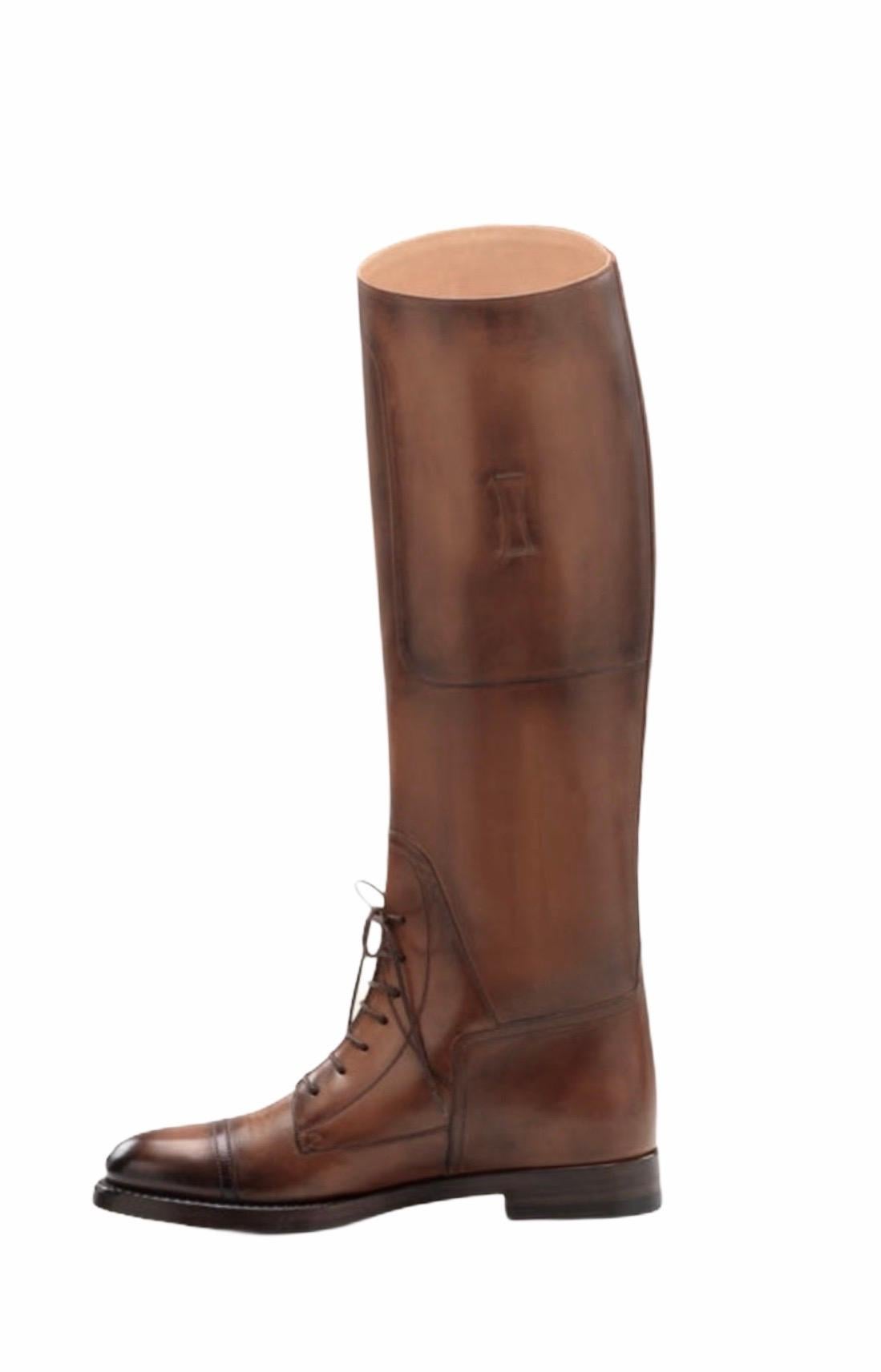 
A GUCCI  une pièce qui durera des années

Une tige évasée, à hauteur du genou, affine une botte lacée brunie pour une finition élégante.

Bottes en cuir d'inspiration équestre signées Gucci

Fabriqué en cuir de veau marron de qualité supérieure à