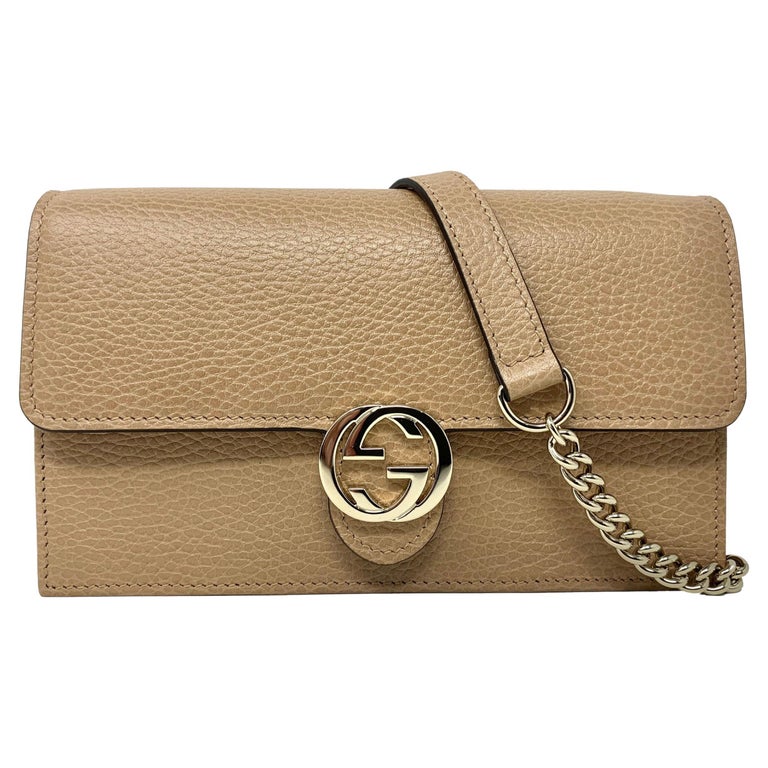 Gucci - Sac à bandoulière porté épaule, portefeuille à chaîne et pochette  en forme de G, beige, état neuf En vente sur 1stDibs
