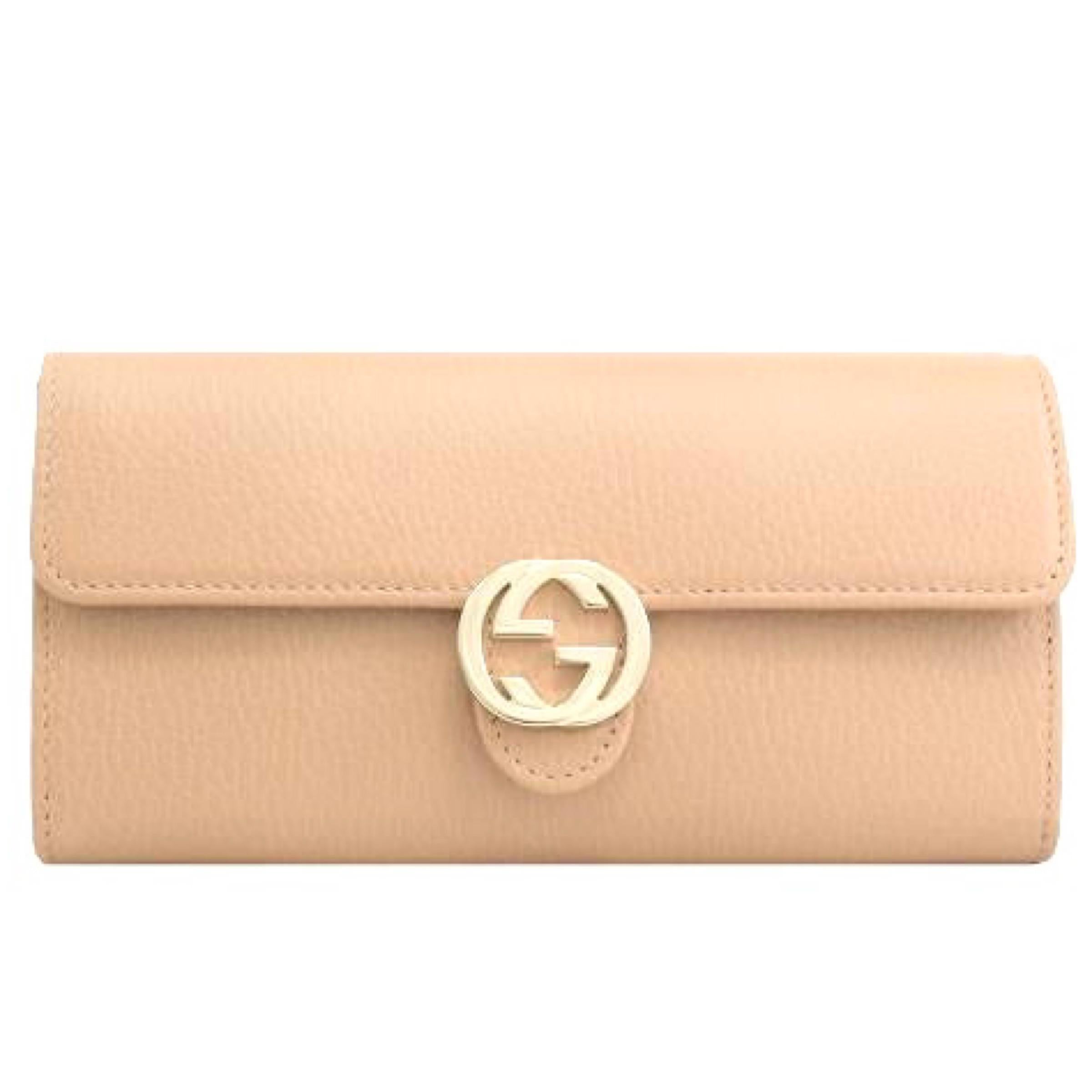 New Gucci Beige Interlocking G Leather Long Wallet Clutch Bag

Authenticity Guaranteed

DETAILS
Brand: Gucci
Condition: Brand new
Gender: Women
Category: Clutch
Color: Beige
Material: Leather
Interlocking G plaque
Gold-tone hardware
Snap button