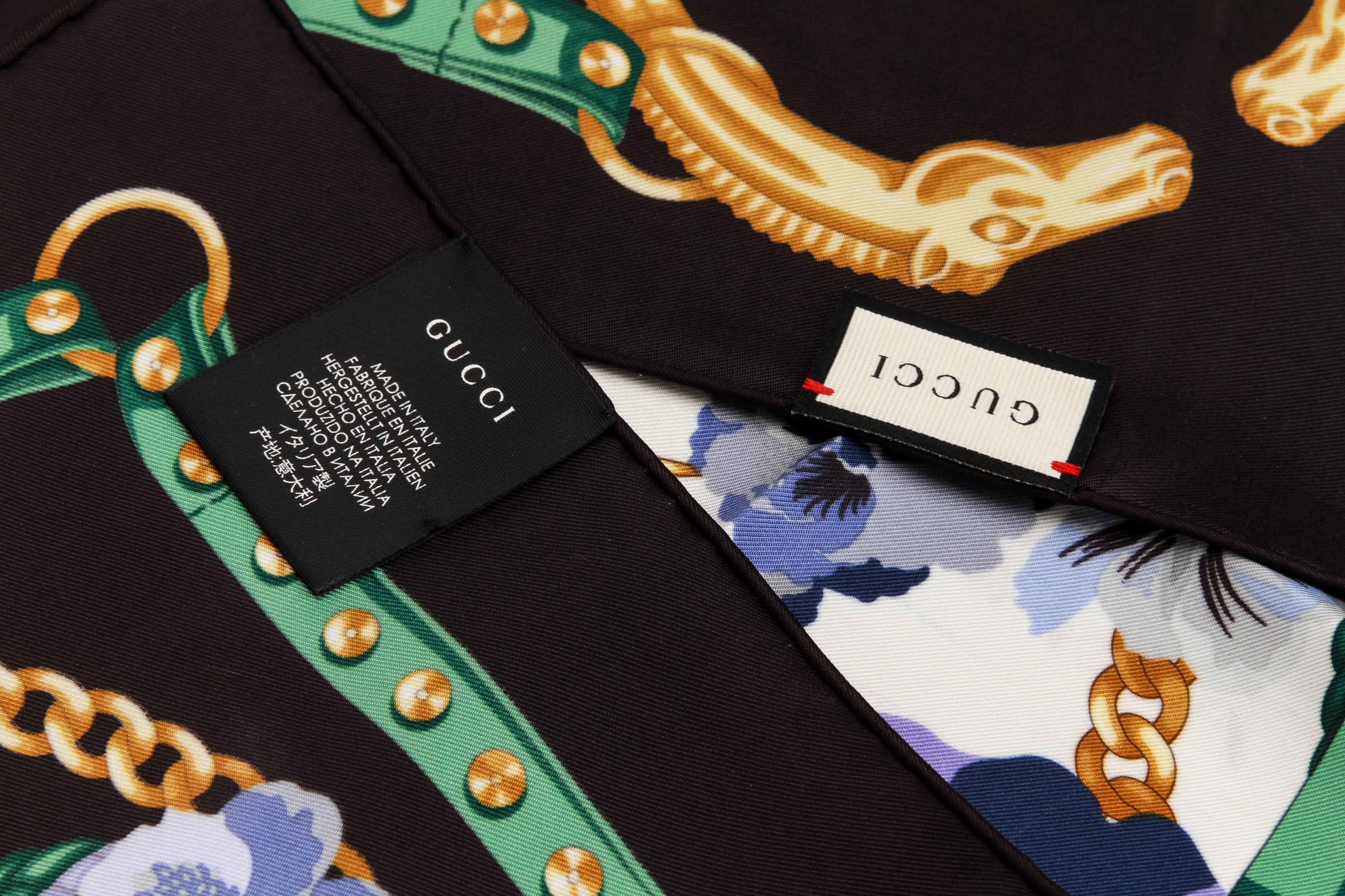 Gucci neue schwarz mit blauen Blumen Seidenschal, 35 