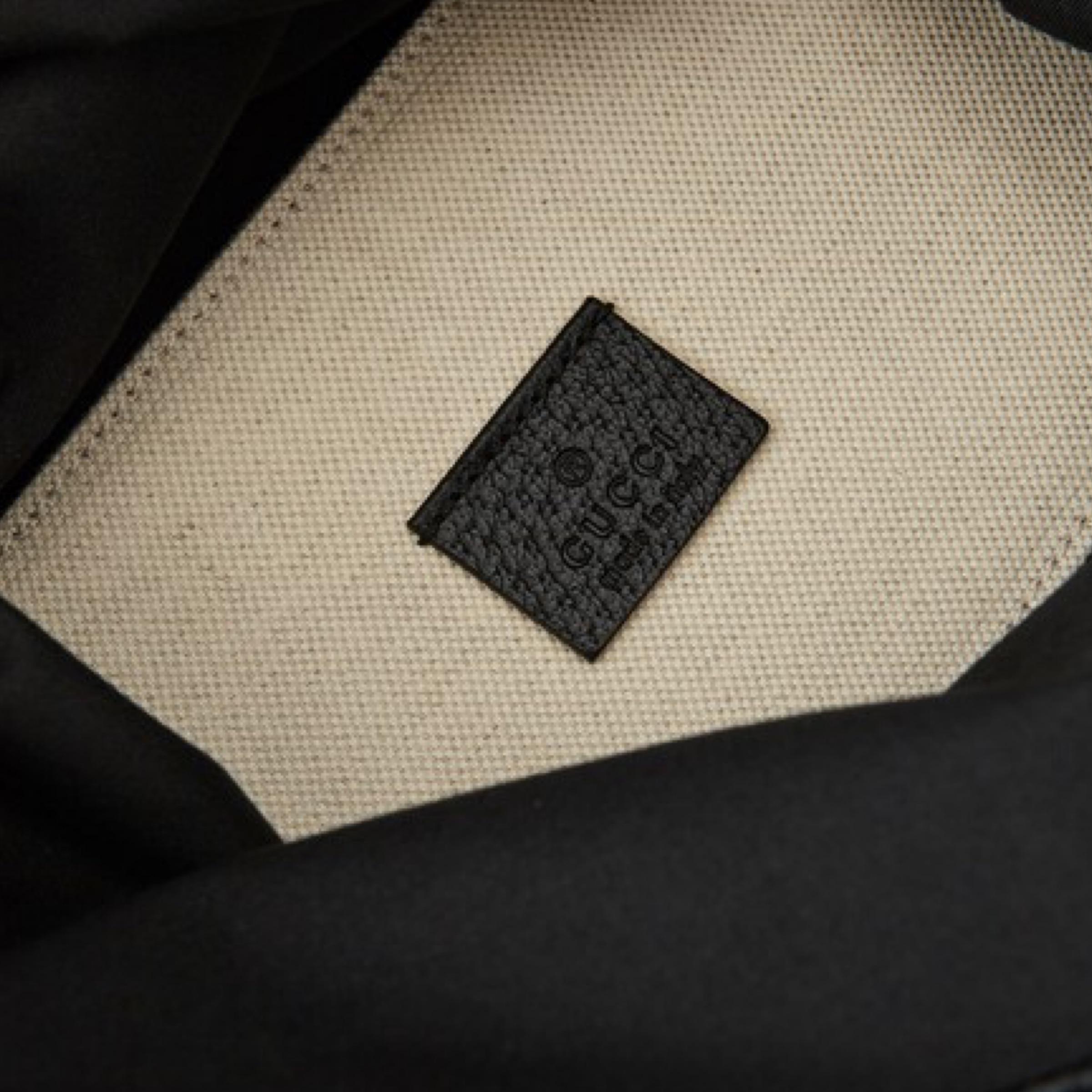 NEU Gucci Tote Bag aus beschichtetem Stoff mit schwarz-goldenem Logodruck im Angebot 6