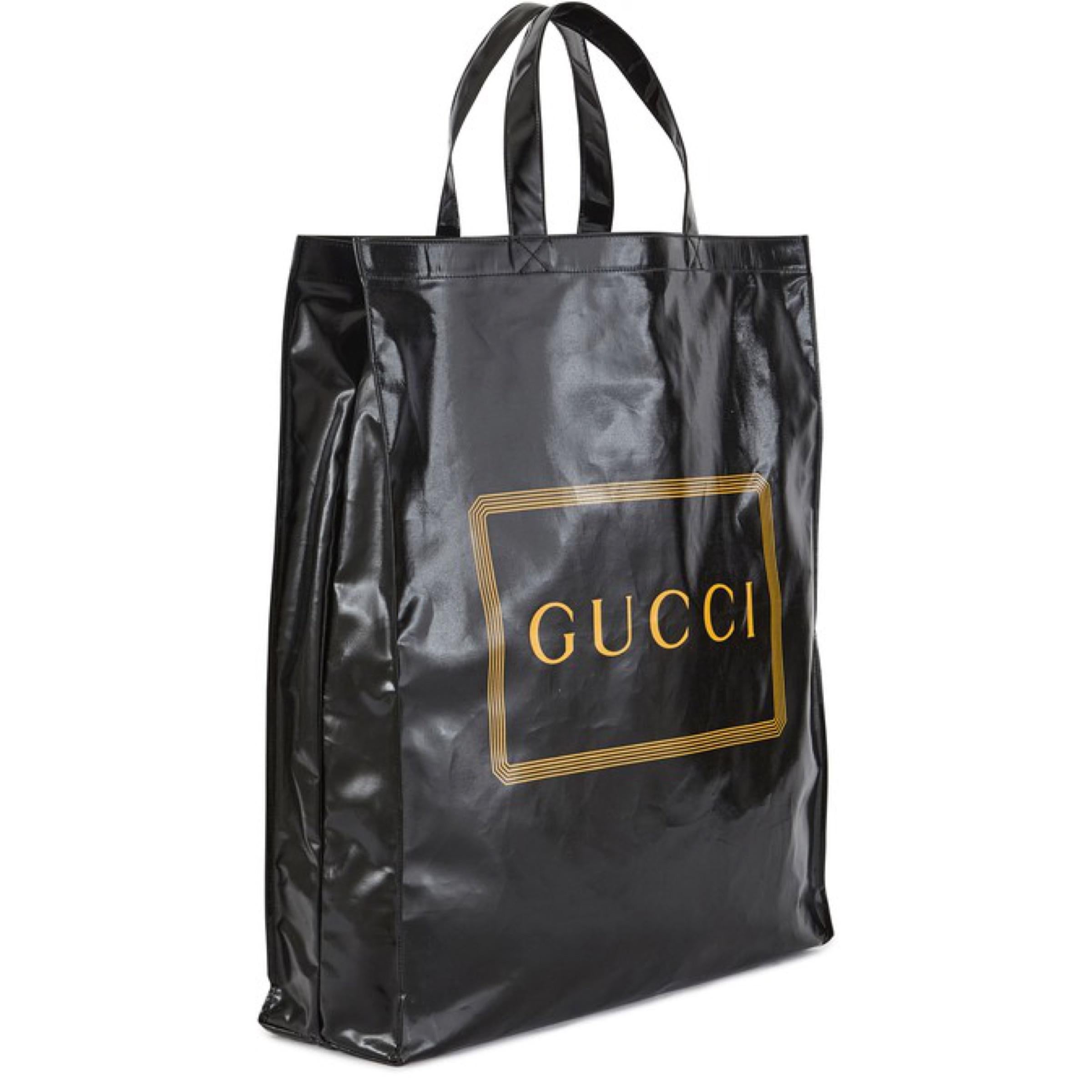 NEU Gucci Tote Bag aus beschichtetem Stoff mit schwarz-goldenem Logodruck für Damen oder Herren im Angebot