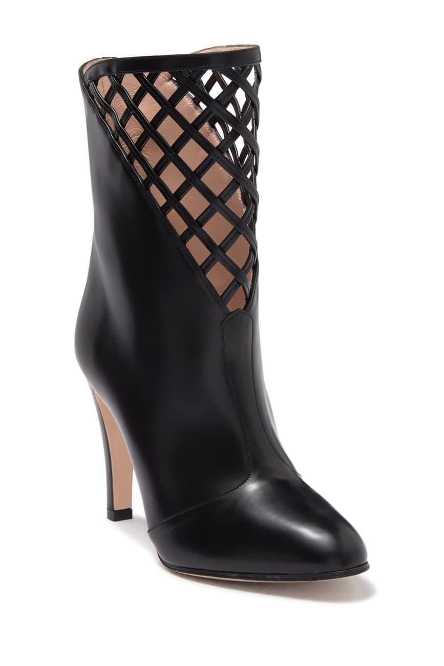 Gucci
Brand New with Box
Resort 2019
* Black Leather Booties
* Lattice Cut Detail
* Size: 37.5
Heel: 4