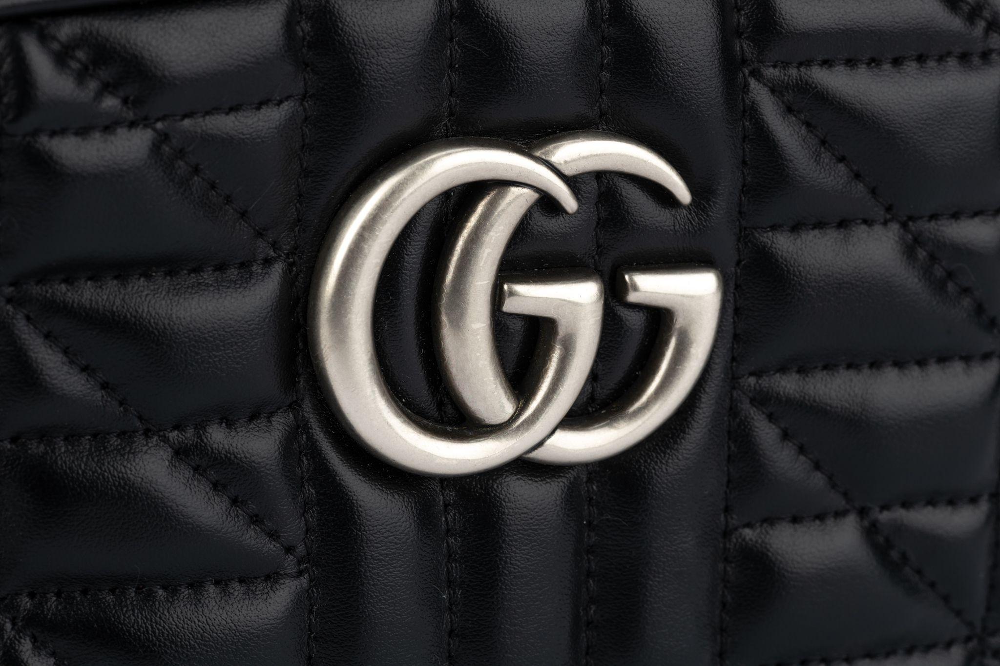 Gucci nuevo cuero negro marmont quilte cross body camera bag. Herrajes en tono plateado, logotipo delantero. Nuevo, sin usar. La correa ajustable para el hombro mide 22