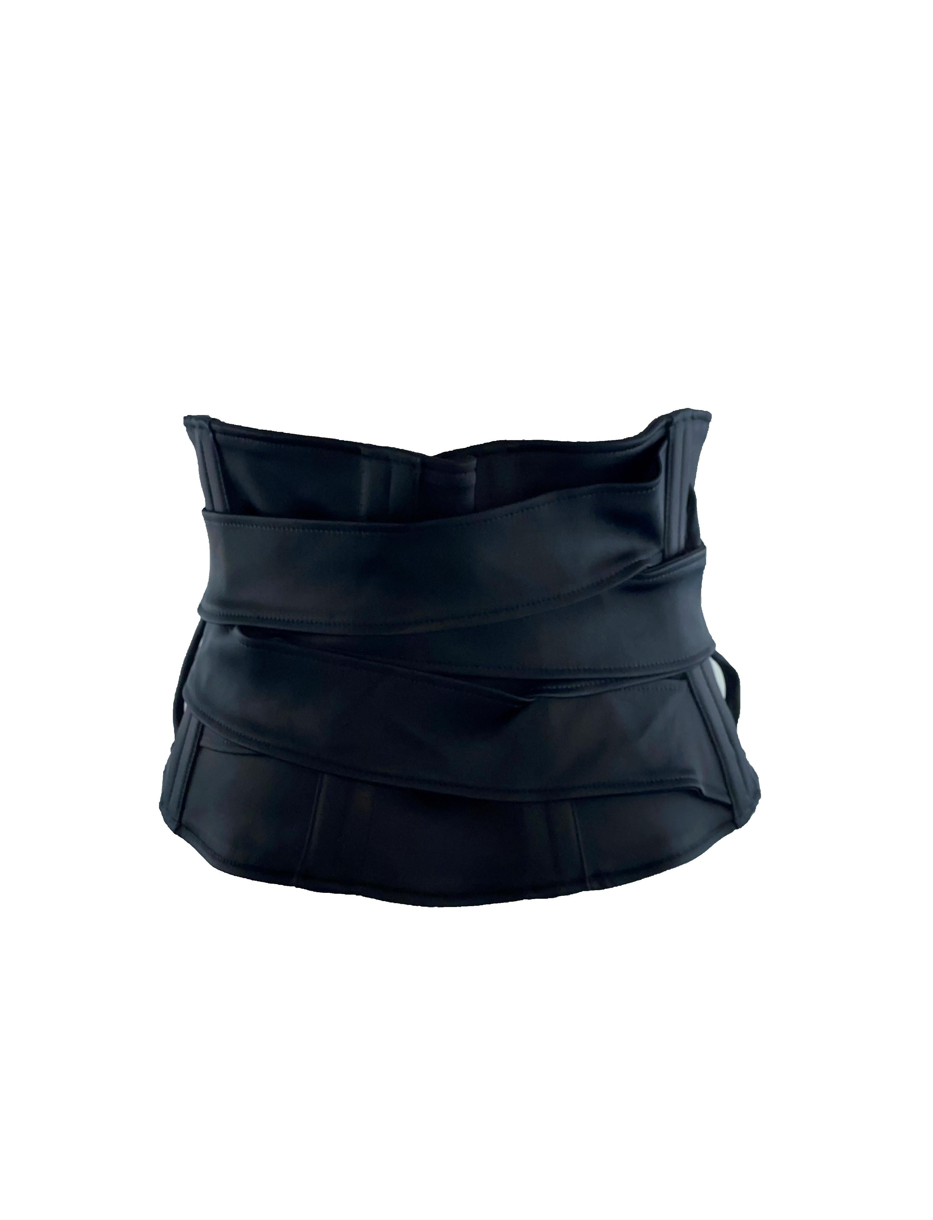 Magnifique ceinture-corset noire GUCCI.
De la célèbre collection automne/hiver 2003 de GUCCI by TOM FORD.
Ferrures en or mat discrètement gravées de 