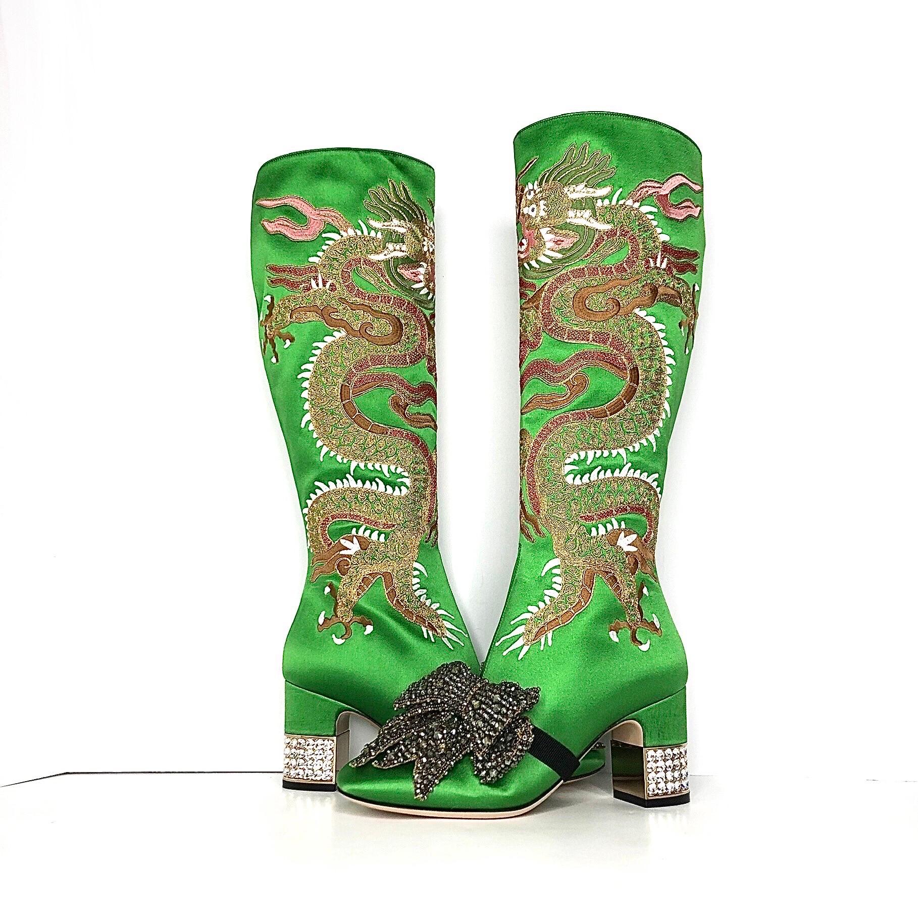 Botas Gucci Candy Dragon Bordadas con Cristales - como se vieron en Jessica Chastain 
Nuevo, con bolsas guardapolvo, detalles de lazo 
Color Verde
Talla 36EU
Parte superior satinada
Forrado de piel
Suela de cuero
Cremallera completa lateral