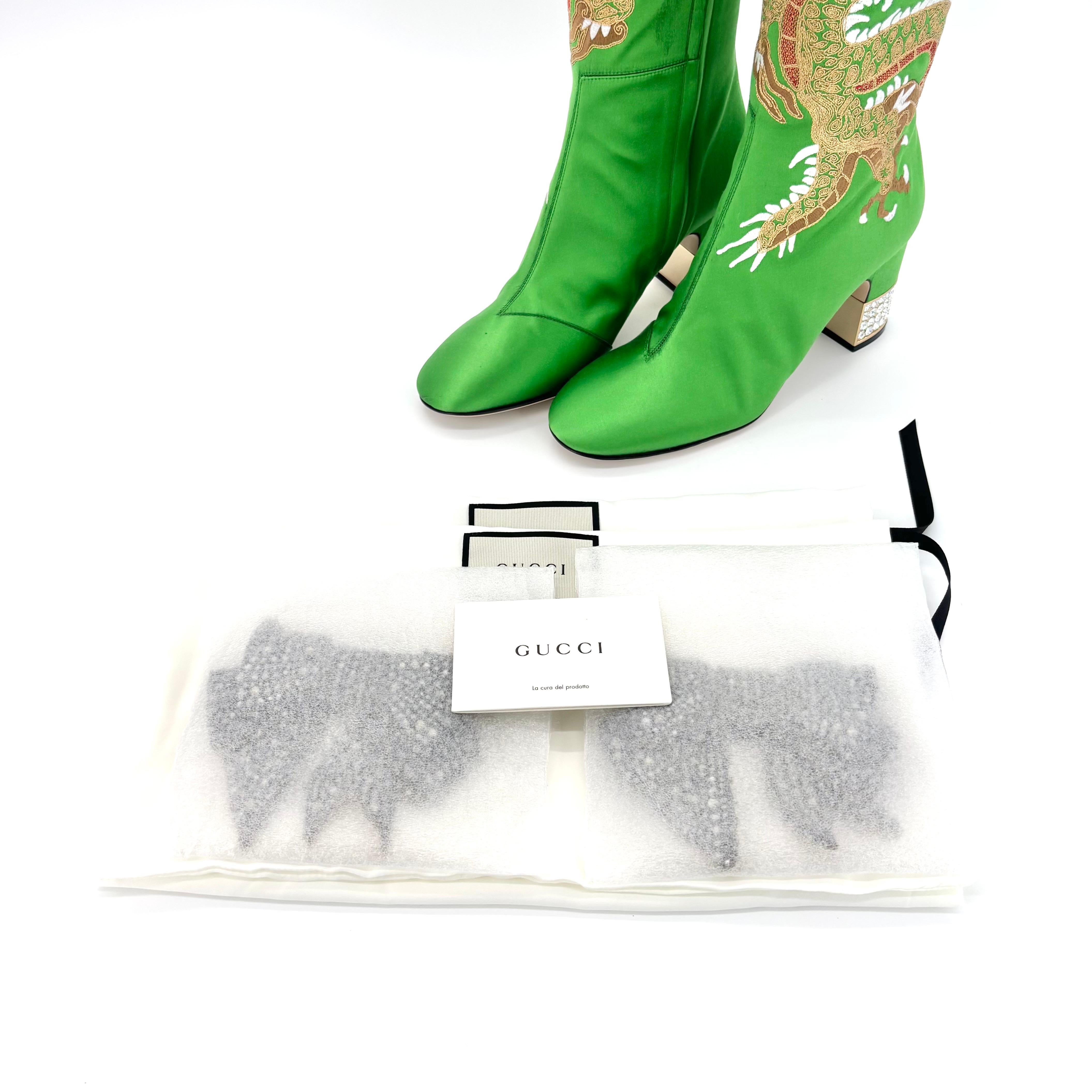 Botas Gucci Candy Dragon Bordadas con Cristales - como se vieron en Jessica Chastain 

Color Verde
Talla 37.5EU
Altura del tacón 2,8 pulgadas

Parte superior satinada
Forrado de piel
Suela de cuero
Cremallera completa lateral oculta
Altura del eje