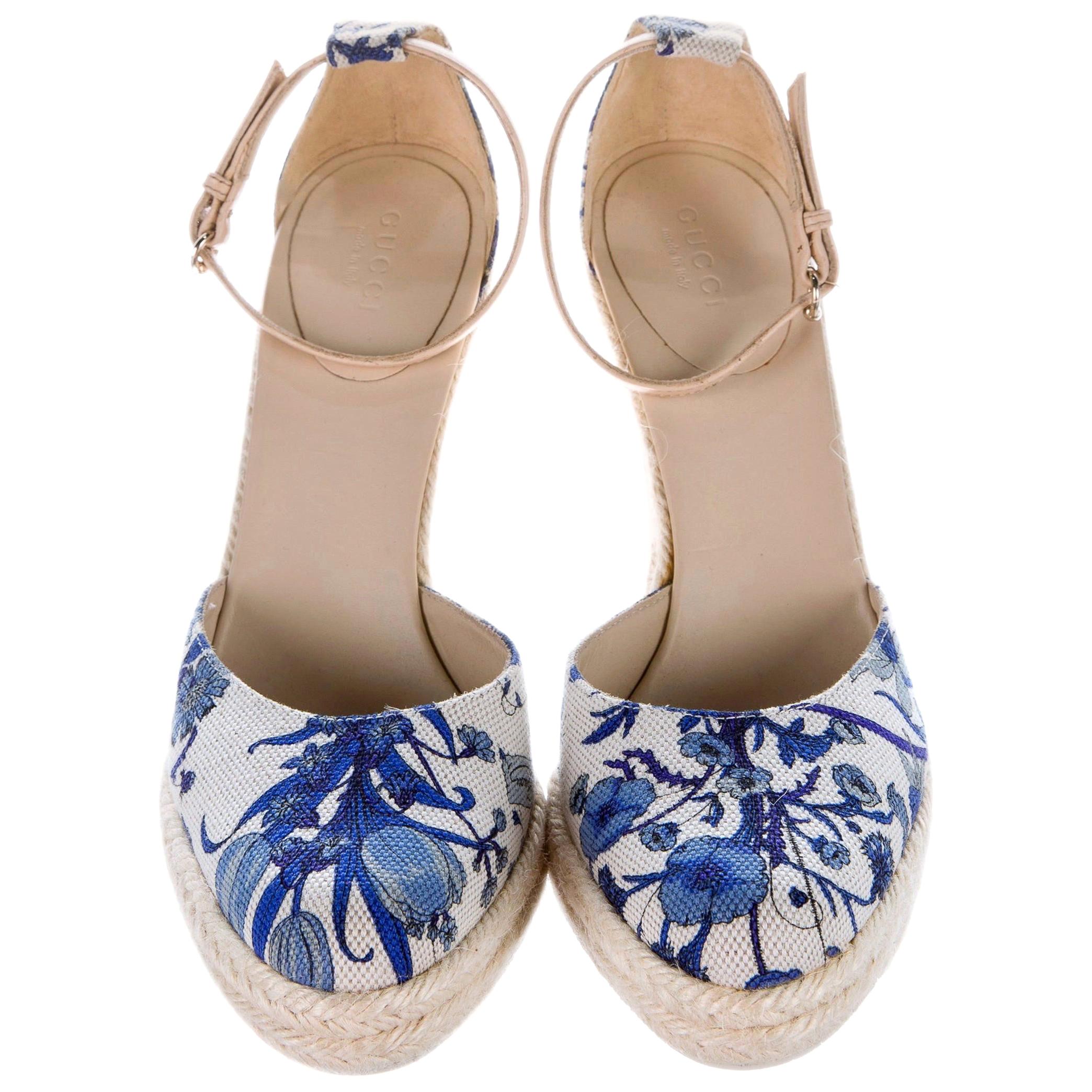 Gucci Cruise 2007 Wedges
Size: 7.5
Brand New
* Stunning Gucci Flora Wedges
* Runway Cruise 2007 Line
* Famous Flora Canvas Print
* Blue & Cream
*Woven Platform Heel
* Leather Adjustable Ankle Strap
* 1