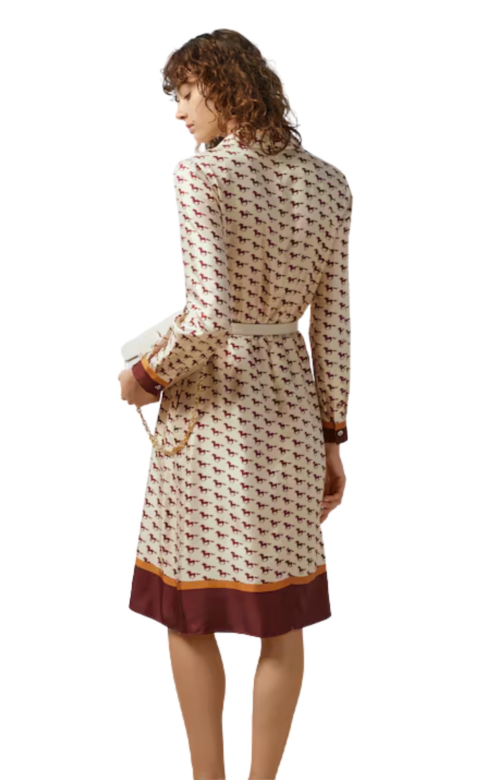 Nuevo Gucci Vestido de seda con estampado de caballos en diagonal IT40 en Nuevo estado para la venta en Brossard, QC