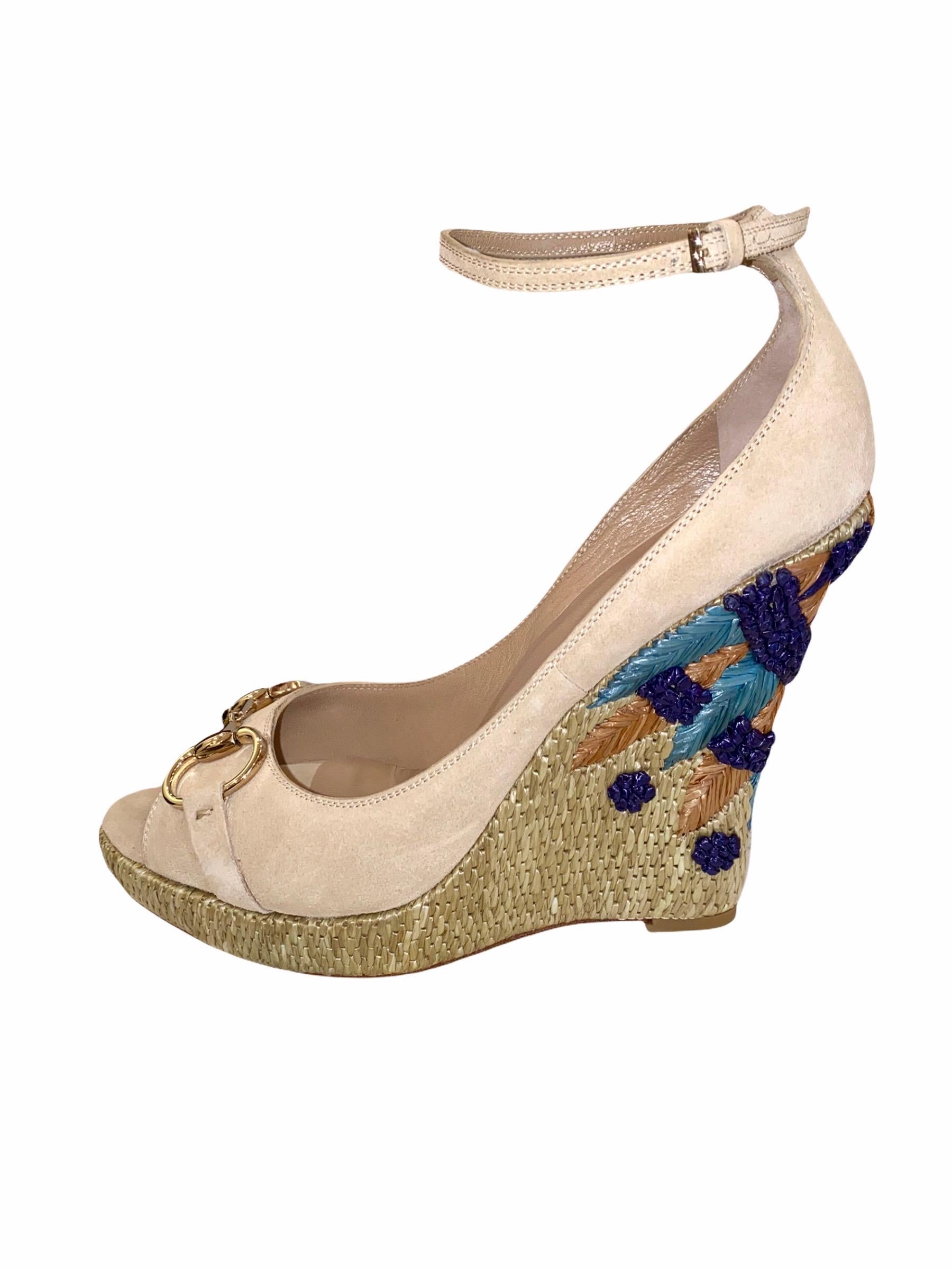Stunning pair of Gucci suede platform wedge sandals high heels with beautiful hand-embroidered details on heels
Gucci Signature horsebit on front
Leather lined insoles
Size US 8
Brandnew and unworn, in flawless condition
Comes with Gucci dust