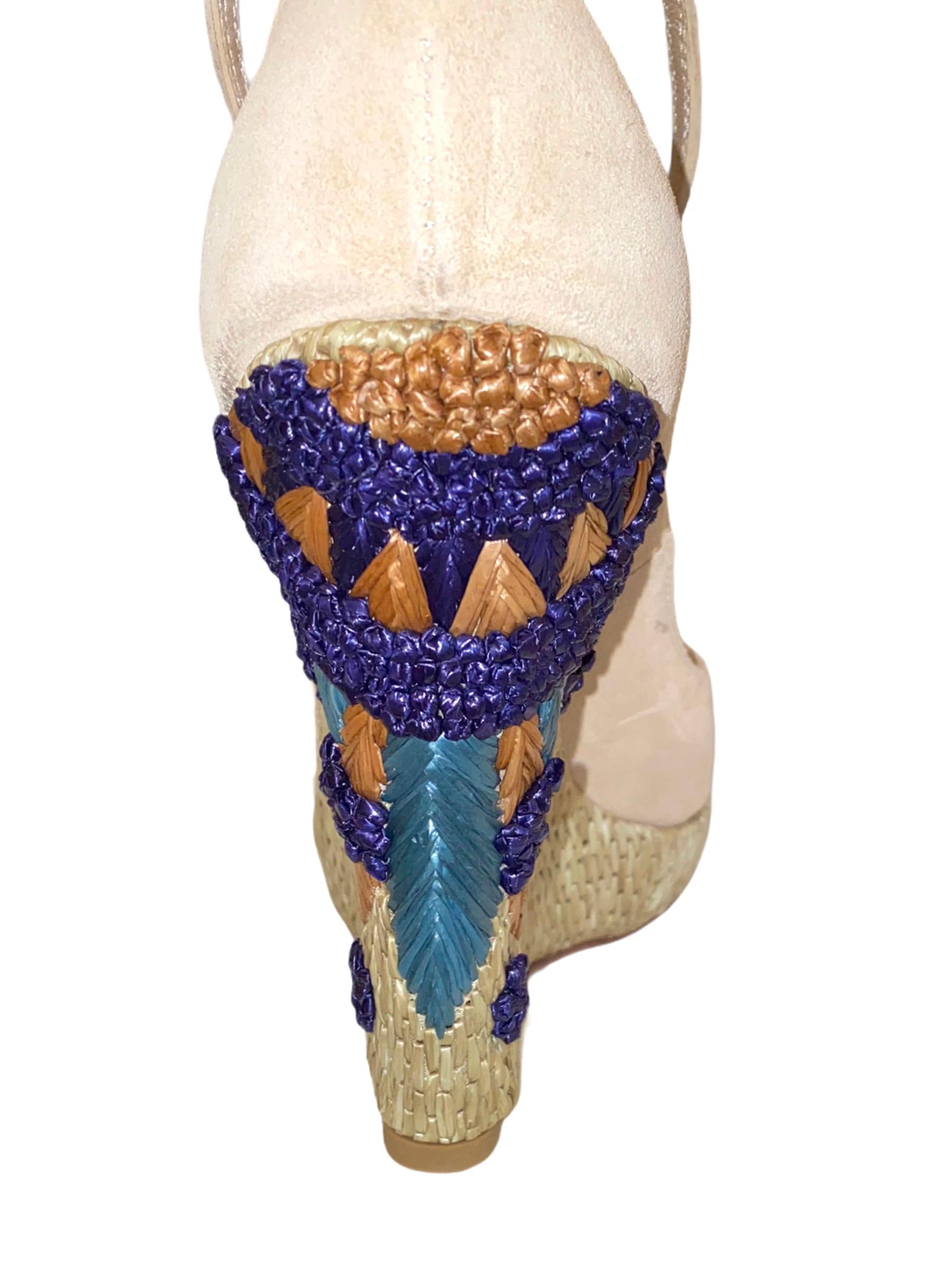 Gucci - Sandales compensées à talons hauts en daim brodées de fleurs avec mors de cheval, taille 8 en vente 2