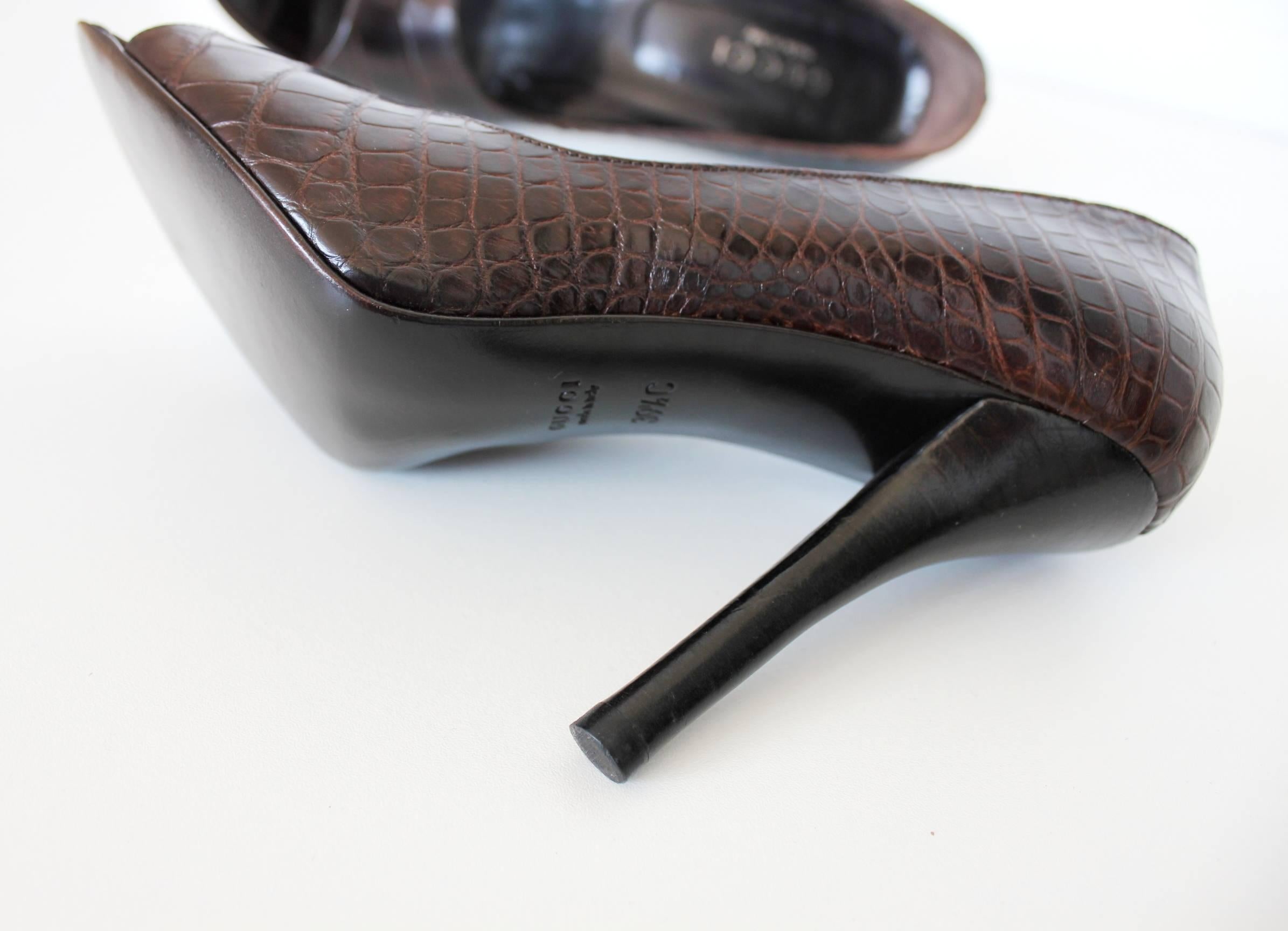 NEU Gucci Exotische Schokoladenbraune Alligatorhaut High Heel Peep Toes Sandalen 39,5 im Angebot 1