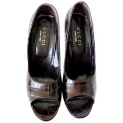 Gucci - Sandales à talons hauts et bouts ouverts en peau d'alligator marron chocolat exotique, état neuf, 39,5