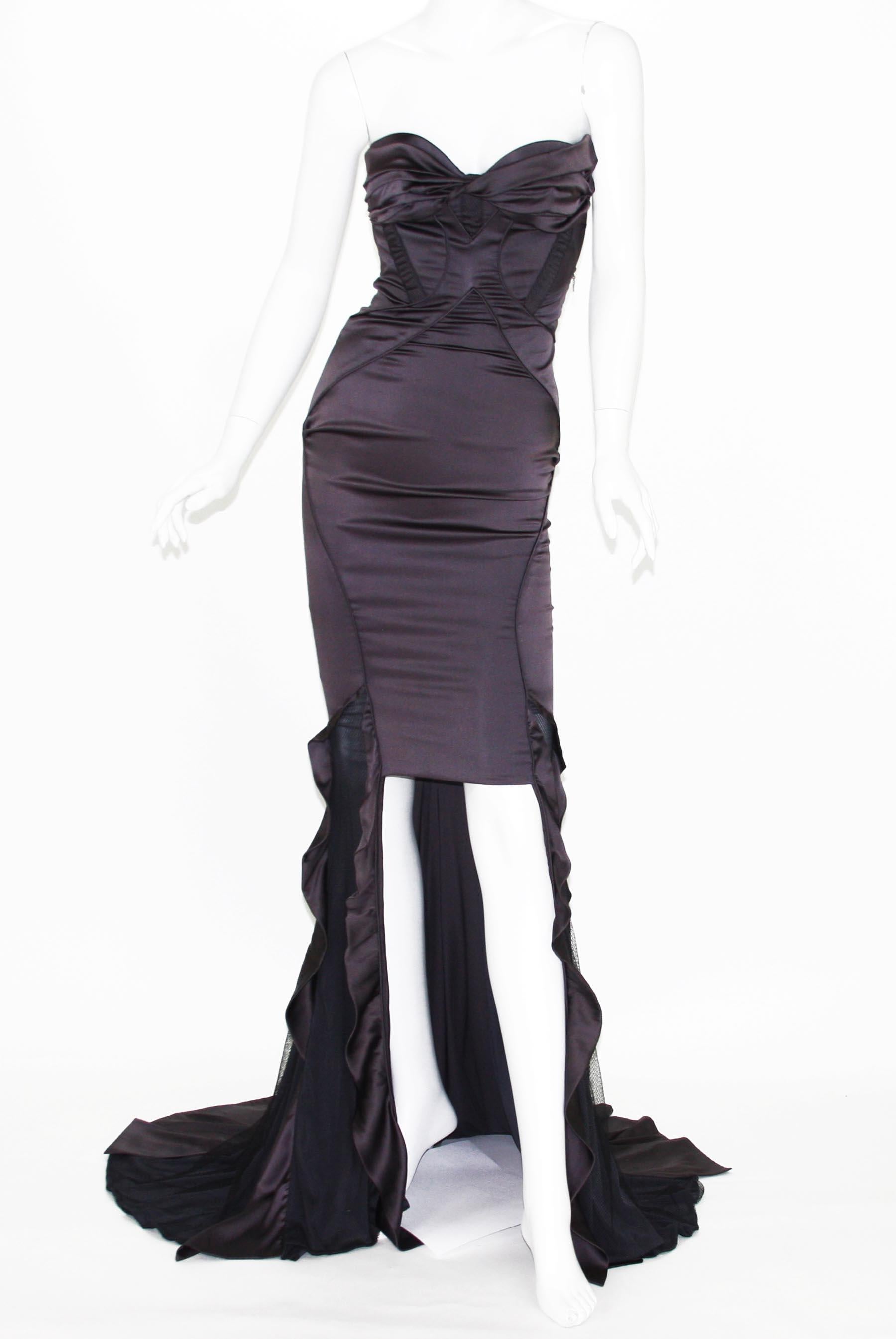 New Gucci High-Low Cut-Out Silk Dress Gown
F/W 2005 Collection
Designer size - 40 ( run small - please check measurements).
Gunmetal Brown Silk with Black Net Overlay Inserts, Cut-Out Detail, Corset Style, Strapless Neckline, Zip Closure.
68% Silk,