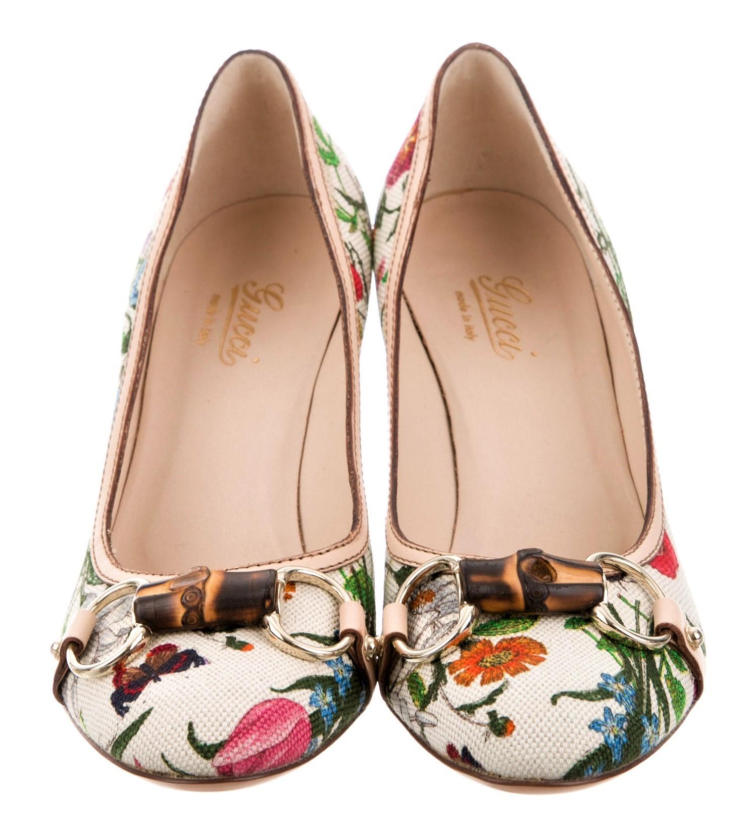 Brand New
Gucci Flora Heels
Size:  10
Beautiful Iconic Canvas Flora Pattern
Bamboo & Gold Hardware
Leather Footbed
Wood Heel
Heel Height 3
