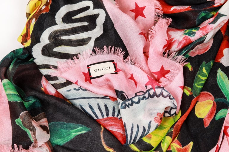 Gucci - Écharpe graphique noire en serpent à motifs floraux, état neuf sur  1stDibs