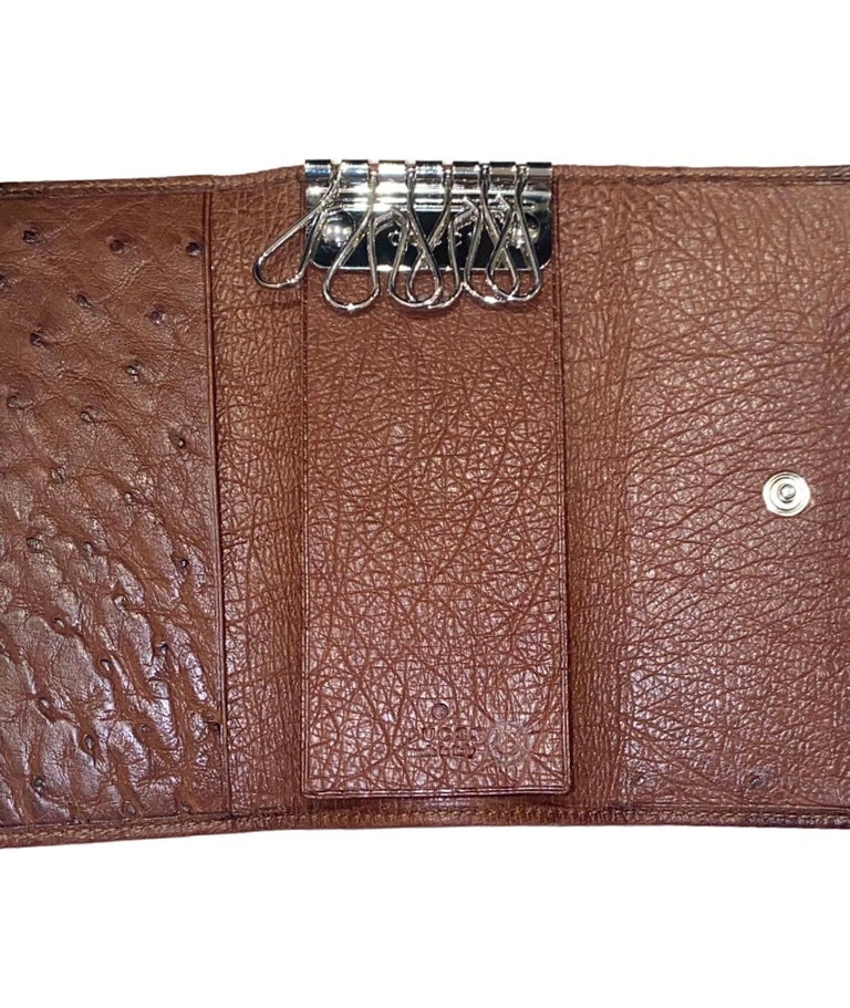 UNWORN Gucci Full Brown Exotische Straußenhaut Schlüsseletui Brieftasche -  Full Set im Angebot bei 1stDibs