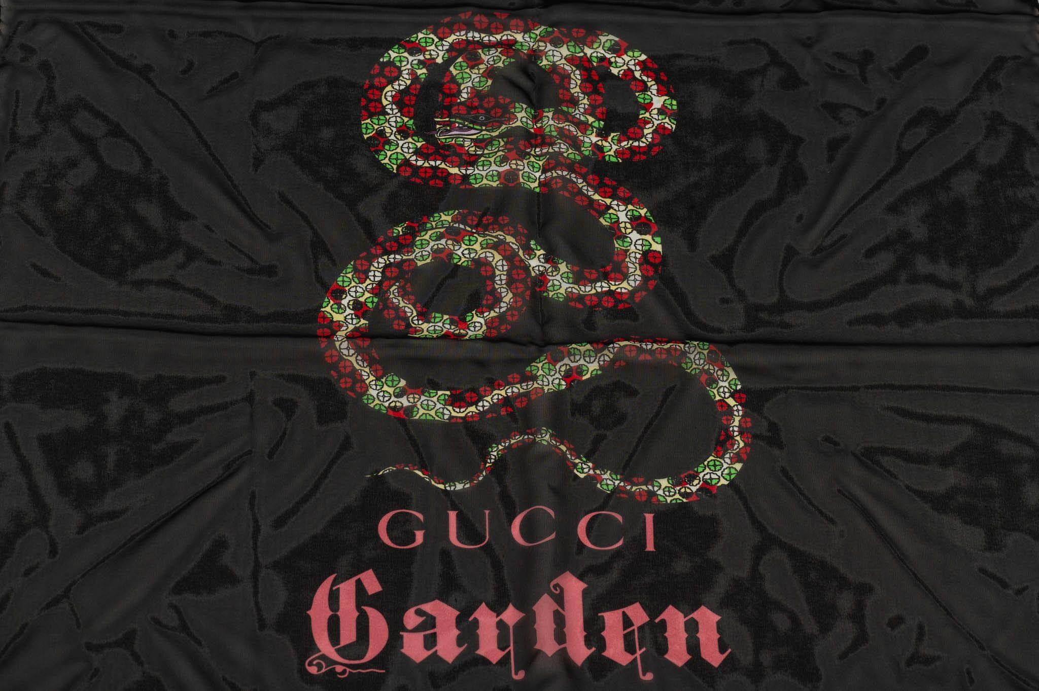 Women's or Men's New Gucci Garden Black Scarf With Box For Sale