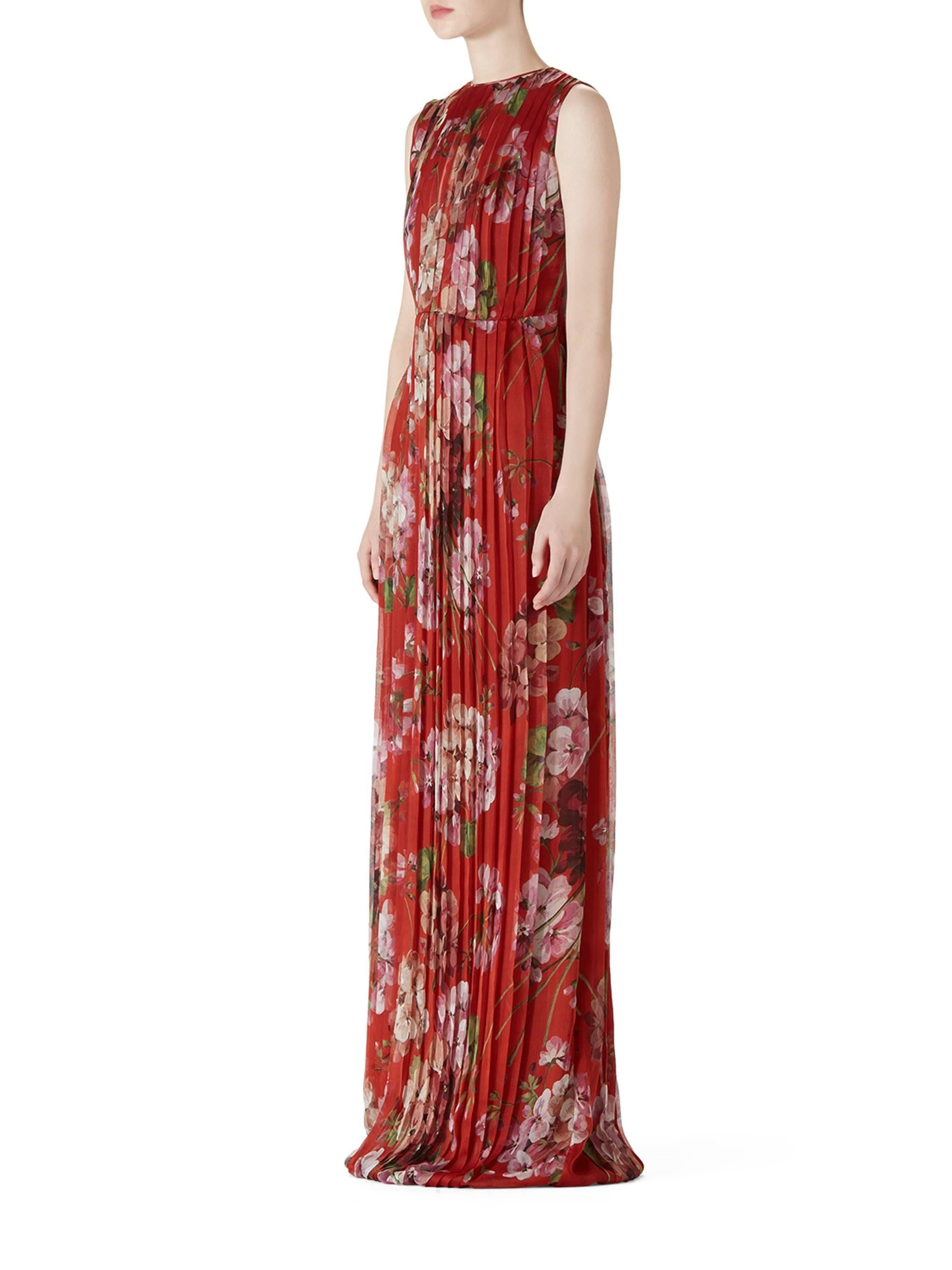 New Gucci Geranium Print Silk Plisse Long Dress Gown It. 40 In New Condition In Montgomery, TX