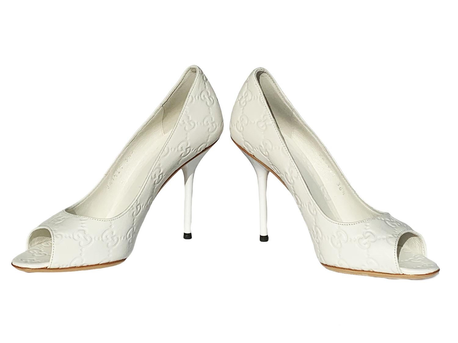 New Gucci GG White Leather Shoes Pumps
Italian size - 36.5
Perfectly crafted from the classy white Guccissima embossed leather,  designed with peep toes, leather insole and sole, heel height - 4 inches.
Made in Italy.
New with box.