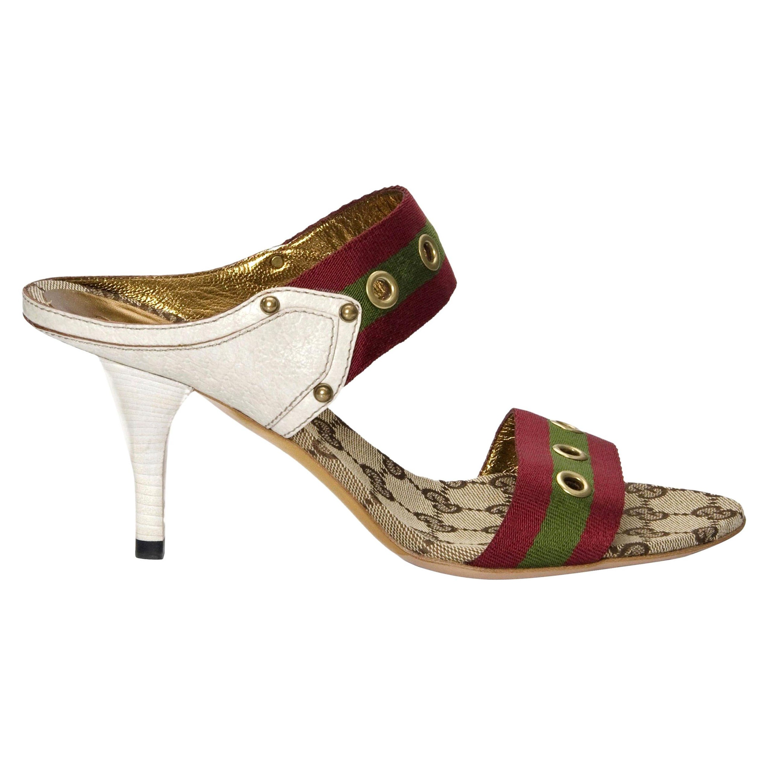 Tacones Gucci
Nuevo
* Gucci GG Beige Logo Plantilla 
* Correas de lona Gucci rojas y verdes
* Talla Euro: 37
* Ojales dorados
* Balas de oro 
* Acentos de cuero crema 
* Tacón de 3,25
* Con caja, funda guardapolvo y taloneras