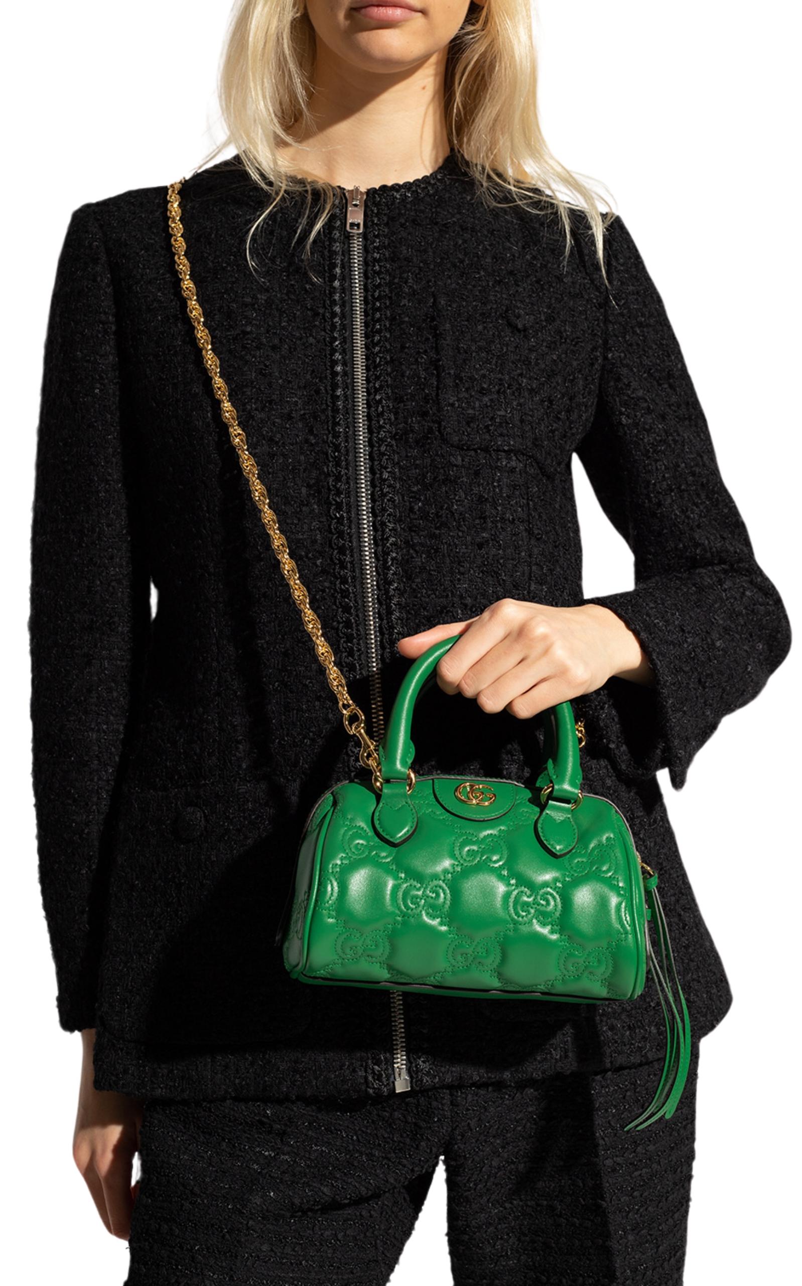 La borsa a spalla GG in rilievo è realizzata in pelle con finitura a grana liscia e presenta due manici superiori, chiusura a zip, motivo GG in rilievo all-over e uno scomparto principale.
Colore: verde
Effetto matelassé
Motivo GG in rilievo su