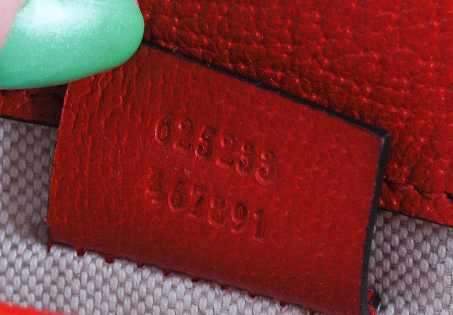 Item for sale is 100% genuine Gucci Monogram Women Waist Bag S044
Color: Brown/Red
(An actual color may a bit vary due to individual computer screen interpretation)
Material: Leather Details
This bag is great quality item. Rate 10 of 10
Actual 