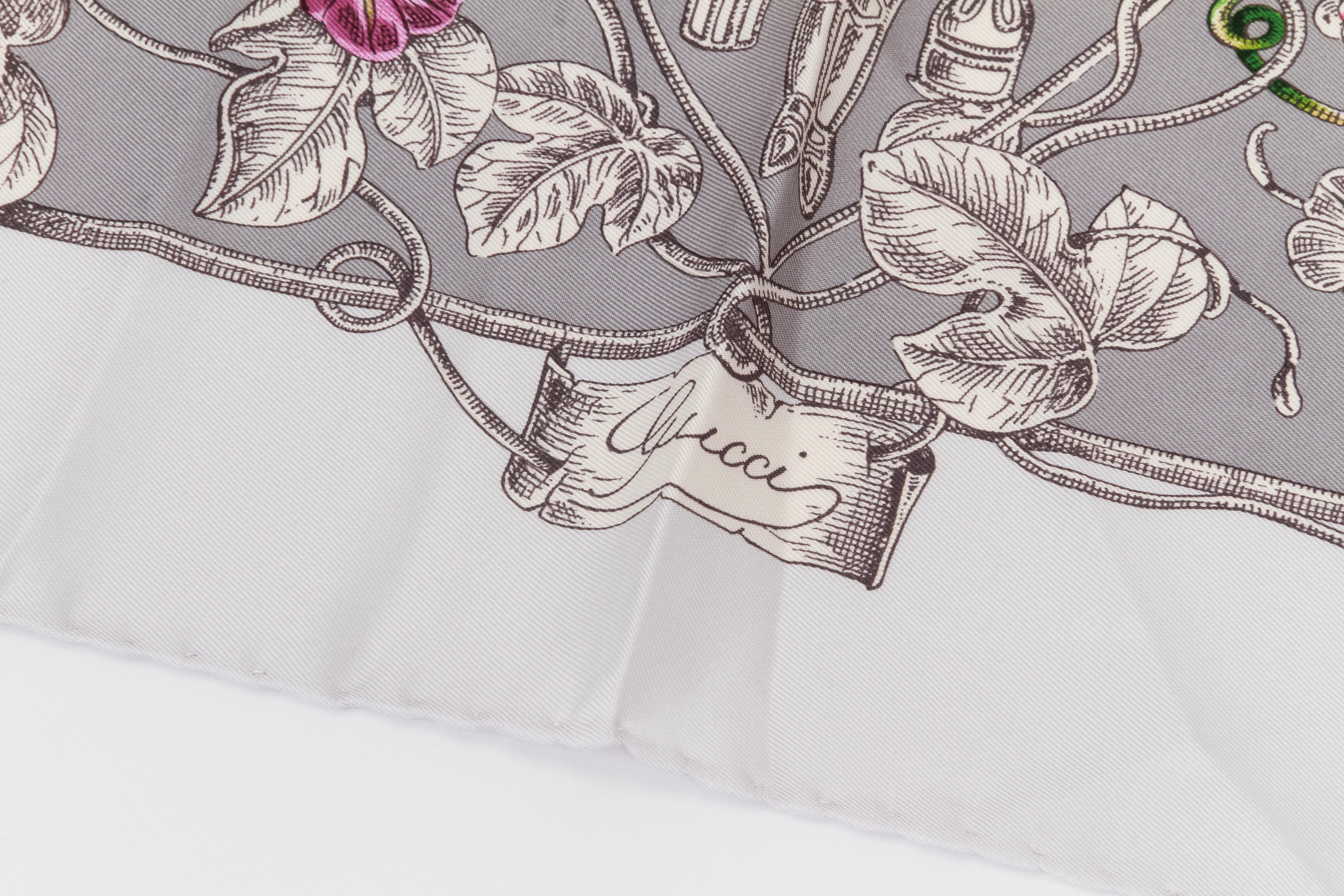 Gucci - Écharpe à fleurs en soie grise, état neuf Neuf - En vente à West Hollywood, CA