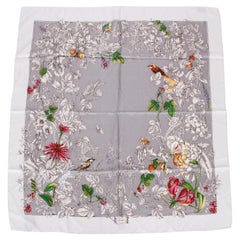 Gucci Grauer Seidenschal mit Blumenmuster