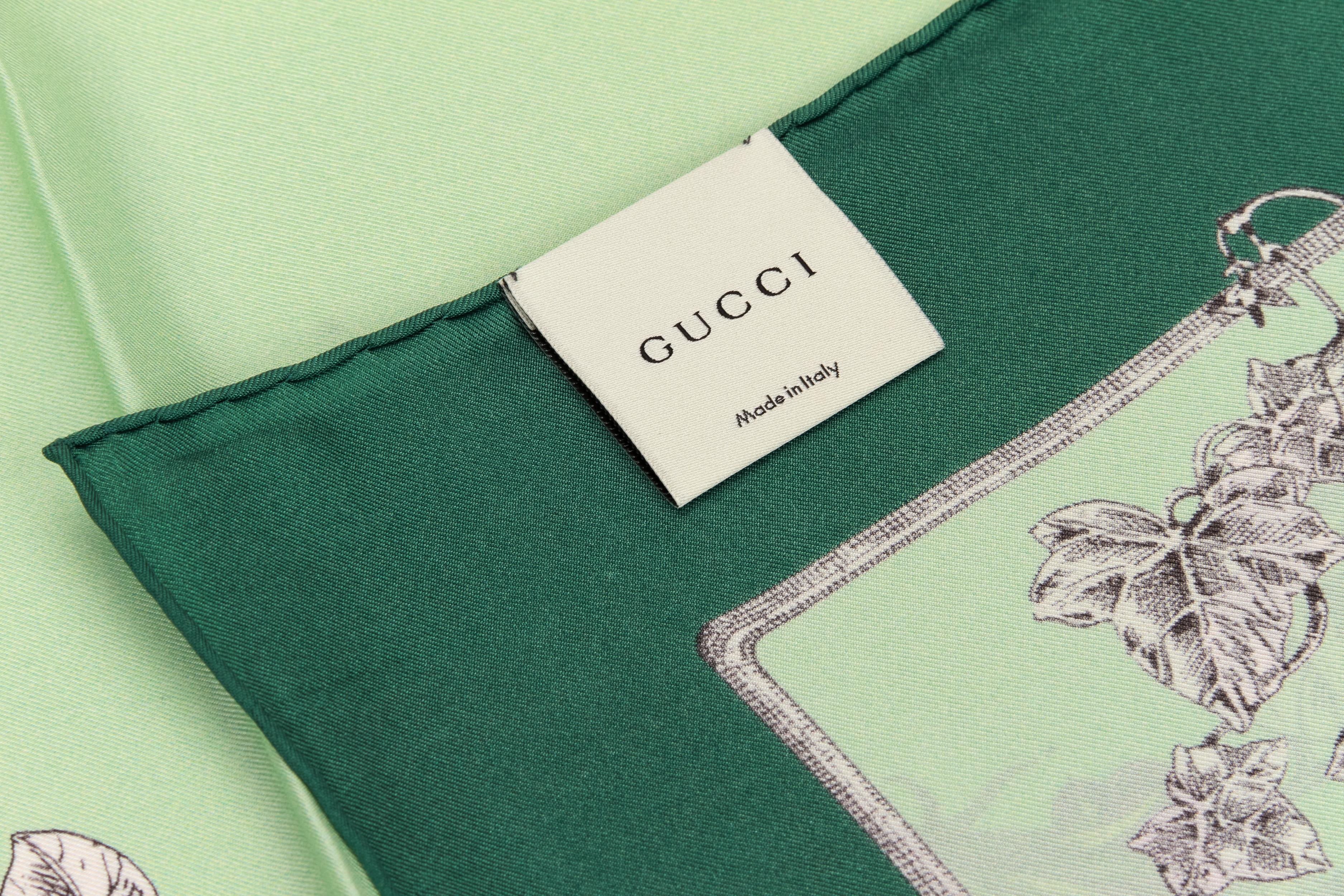 Gris New Gucci Green Floral Square Silk Scarf (écharpe en soie) en vente