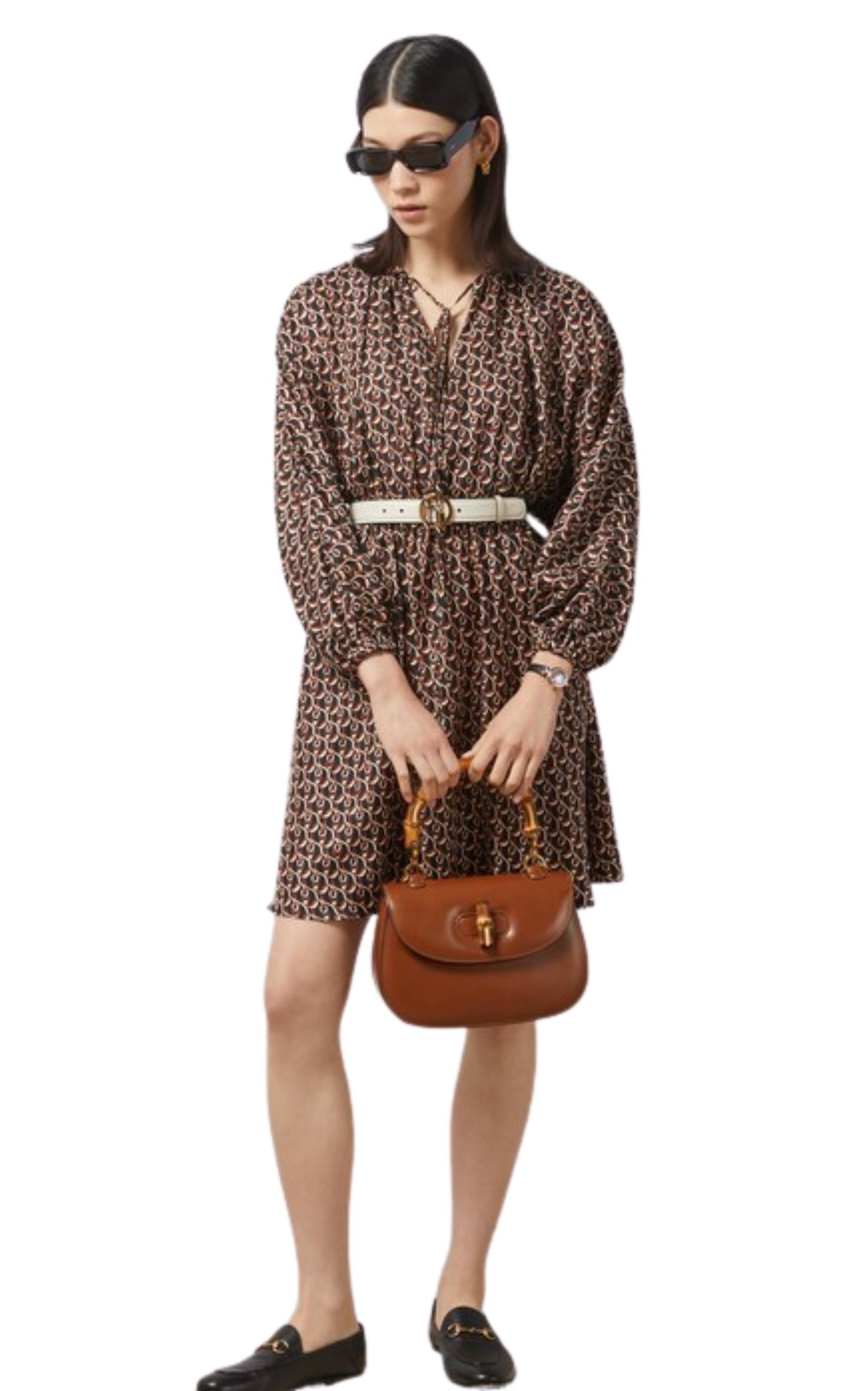 Vestido de seda con estampado de cadenas G entrelazadas de Gucci

El vestido de seda con estampado de cadenas G entrelazadas de Gucci muestra una elegancia atemporal con un estampado característico y delicados detalles. Confeccionado en seda ligera,