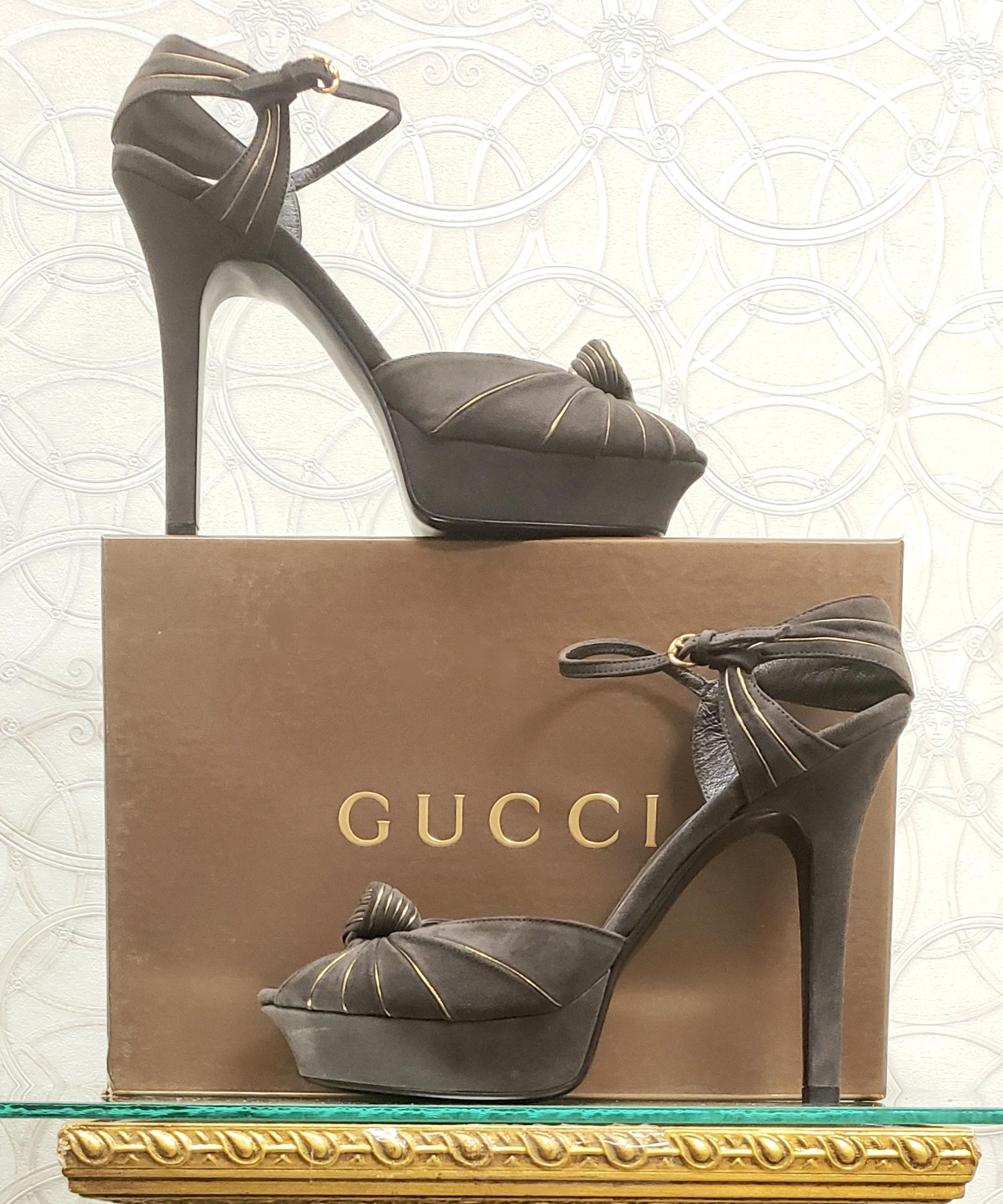 GUCCI SHOES



When creating the perfect outfit, always start off on the right foot with a pair of gorgeous Gucci platform sandals.  

• Suede upper with gold piping trim
• Rounded point peep toe
Color: Grey
• French knot vamp
• Buckle adjustable