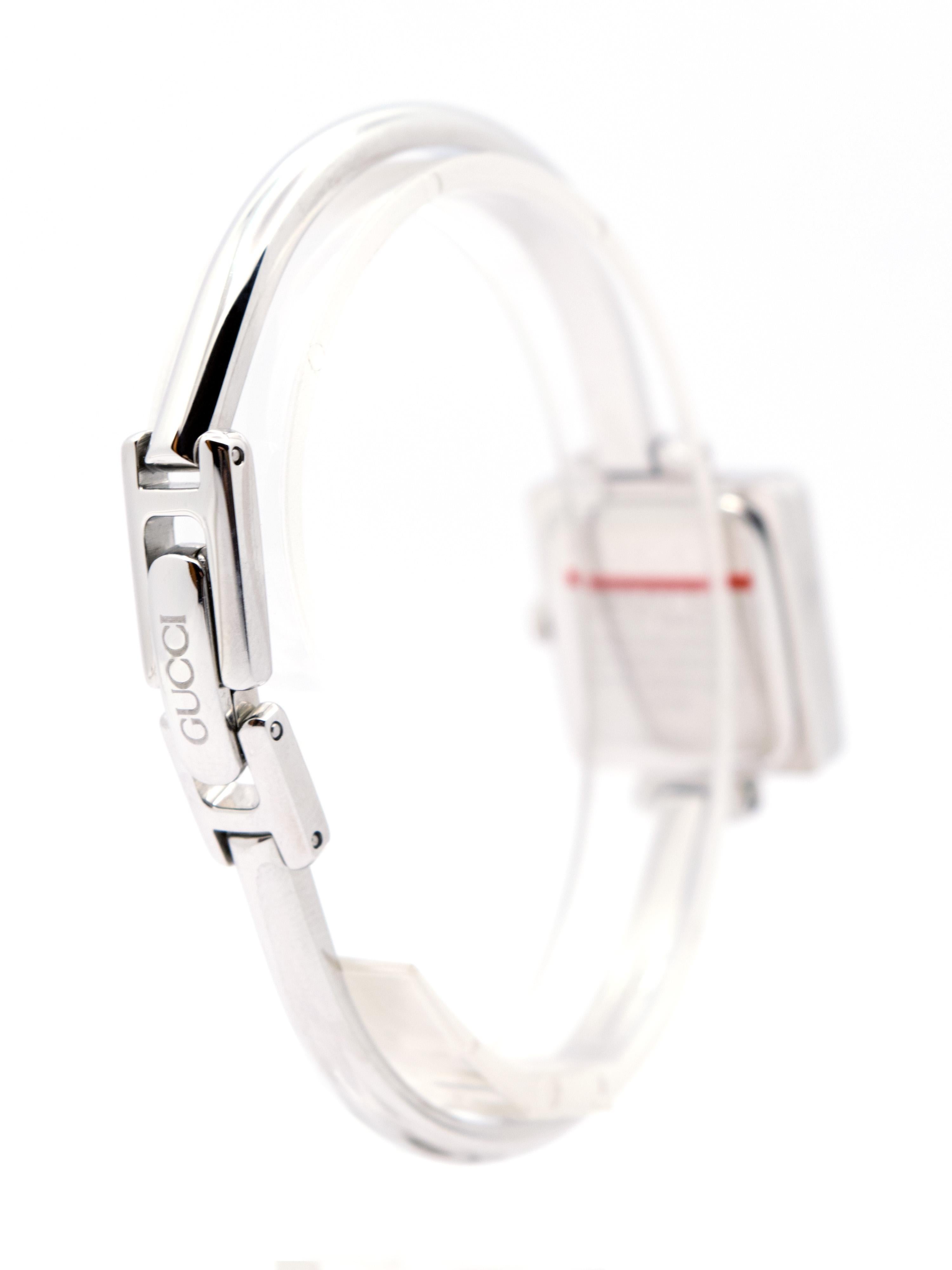 Nuovo orologio Gucci Lady in acciaio inossidabile e quadrante grigio su 1stDibs orologio gucci bracciale rigido orologio gucci quadrato carre gucci femme