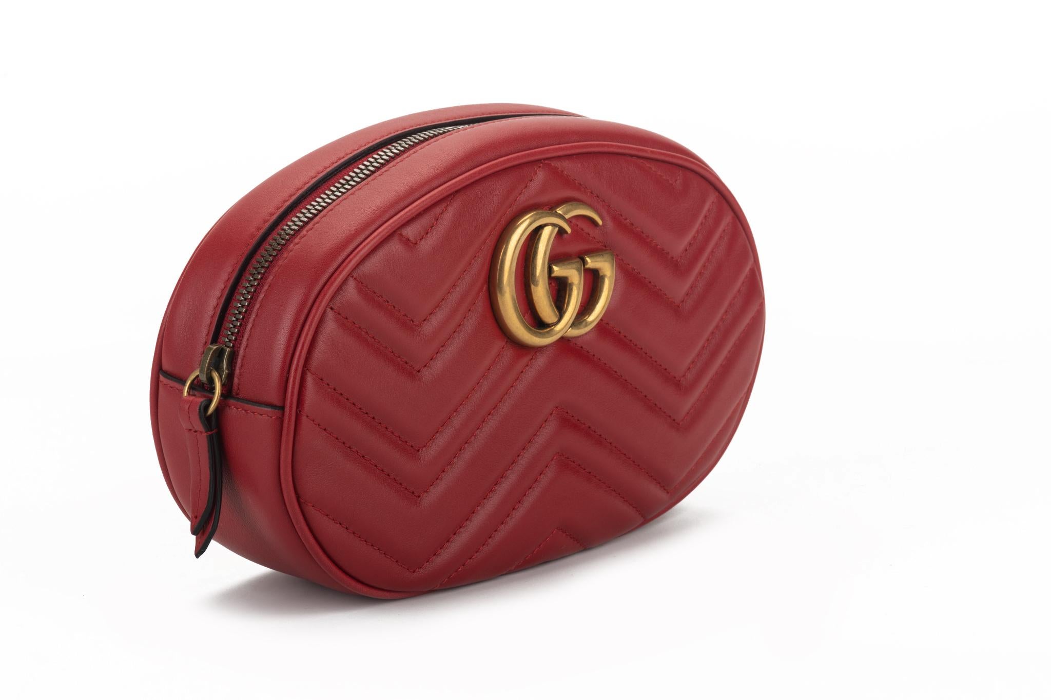 Großer roter Fanny-Papier von Gucci mit Logo (Braun) im Angebot
