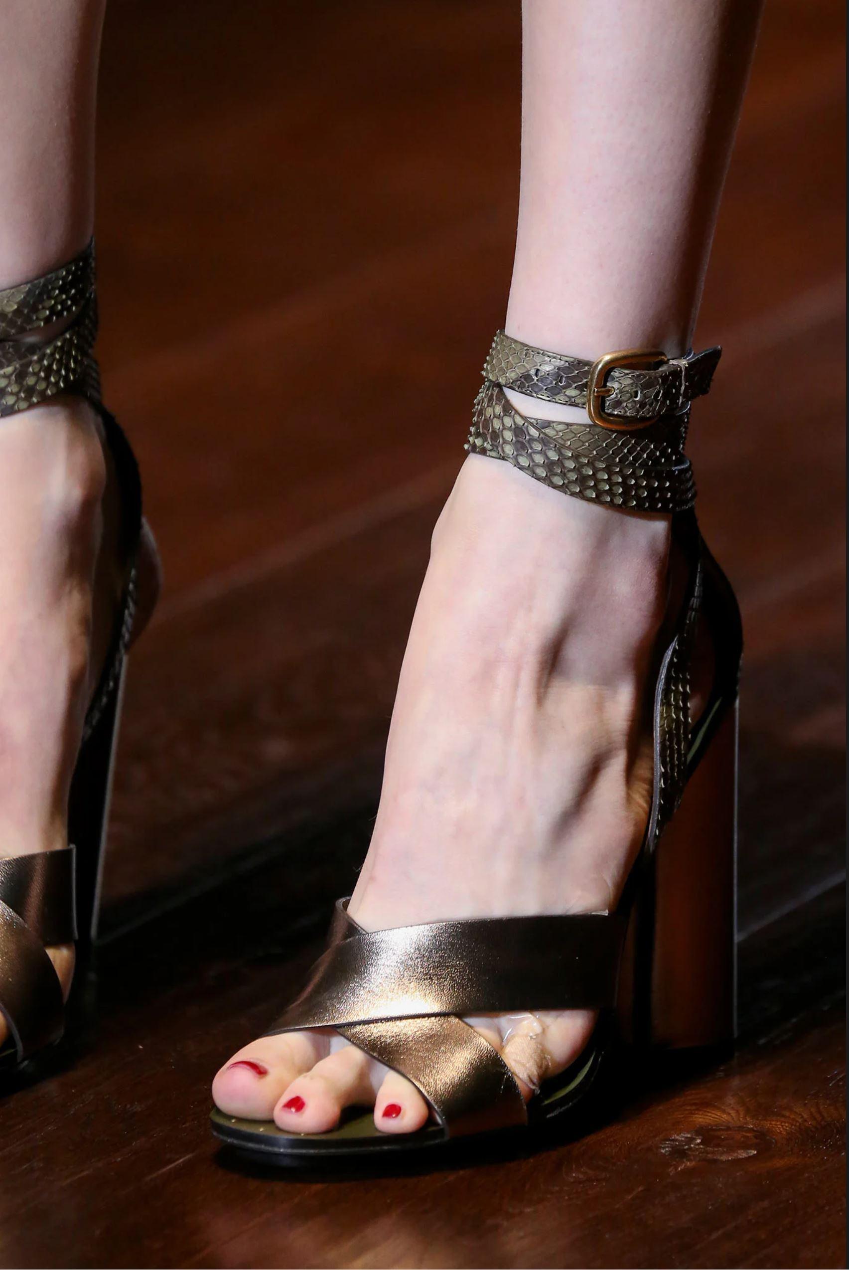 Nuovo Gucci Lykke Li Python Spring 2015 Runway Pumps Heels Sz 38 in vendita 3