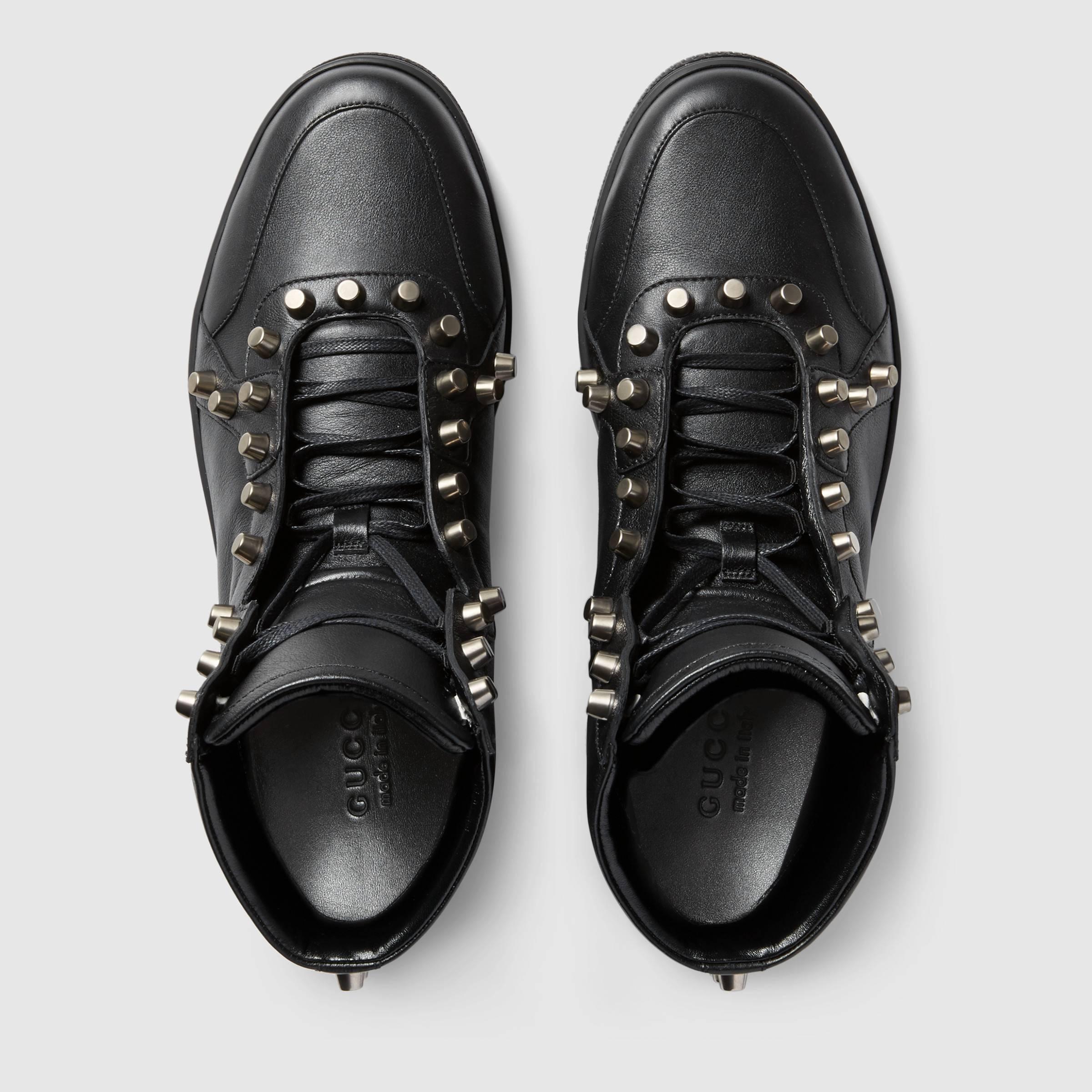 Nuevo Gucci Zapatillas altas de cuero negro con tachuelas para hombre
Talla de diseñador 8 / talla US según la guía de tallas de Gucci será la 9 ( talla italiana 42.5 )
Piel negra suave de Miro, Detalles de herrajes con tachuelas metálicas