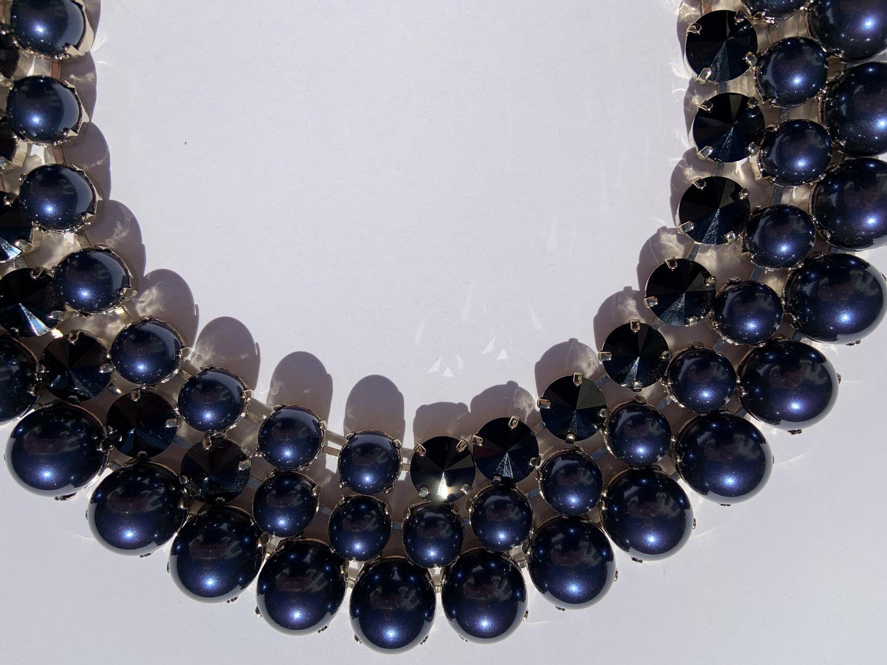 New Gucci Navy Blue and Black Necklace
Intricately Crafted with Blue Pearl Effect Glass and Black Swarovski Crystals.
Adjustable Lobster Clasp Closure with Crystal Interlocking G Detail.
Gold-tone Metal Hardware, Engraved *Gucci* Brand on Back.