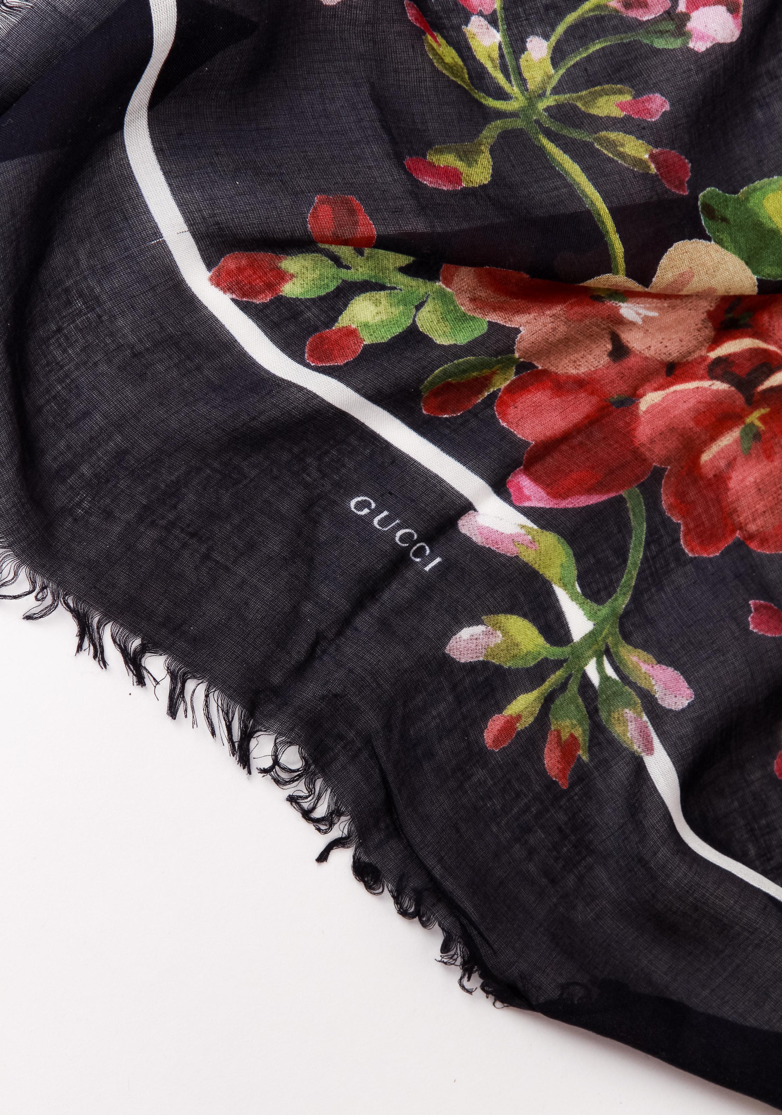 Gucci Marineblauer geblümter Schalschal 52
