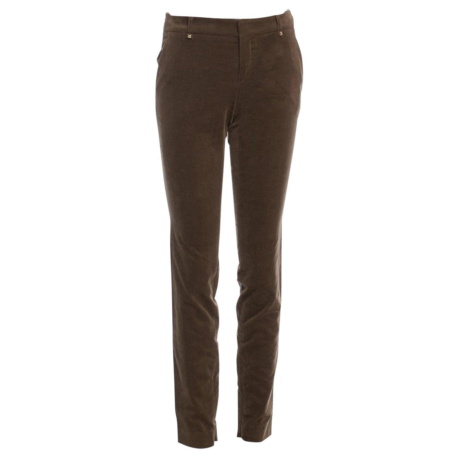 Gucci Autunno 2011
Nuovo di zecca con etichette
Pantaloni di velluto marrone oliva
$1499
Italiano Sz 38 Circa US Sz 2/4
Due tasche laterali
Chiusura con zip e gancio
Cerniera laterale alle caviglie

Vita: 28
Fianco: 32
Altezza: 8,5
Gamba: