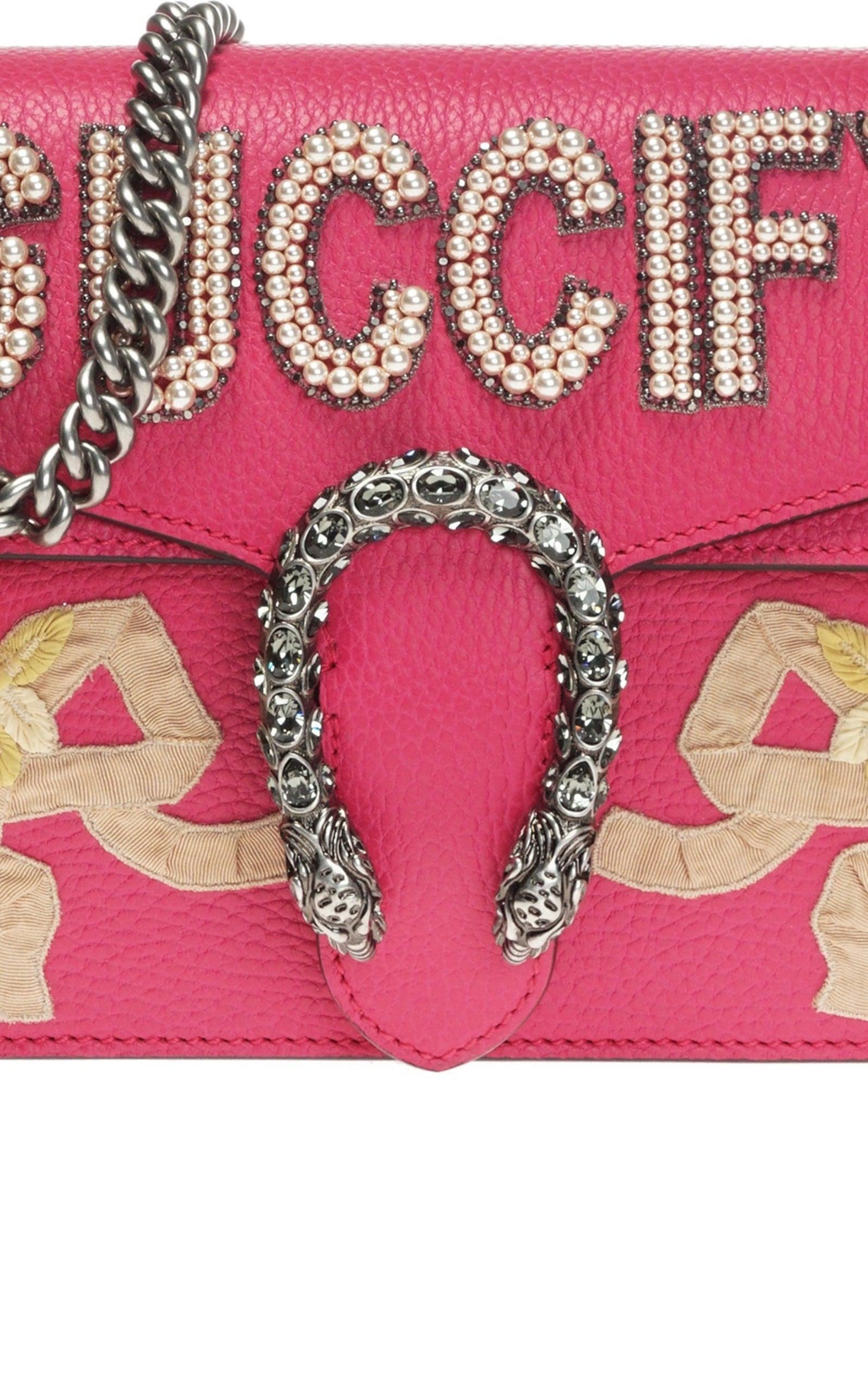 Le sac à bandoulière est fabriqué en cuir multicolore.
La fermeture du rabat est complétée par un emboîtement de g, souligné par des tons contrastés or et argent.
Python marron, cognac et vert vintage.
Fermoir en forme de g à emboîtement, argenté et
