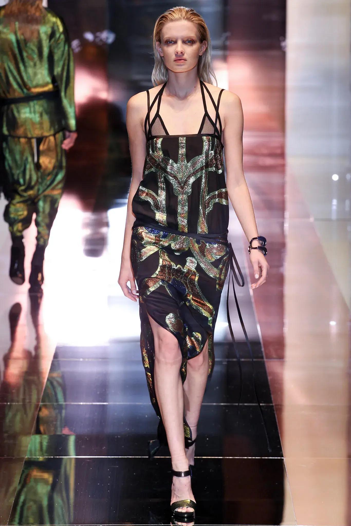 Tout neuf
Superbes talons en python de Gucci
Défilé et publicité S/S 2014
Taille : 37.5
Vert, bleu, bronze Python
Talon 5.5