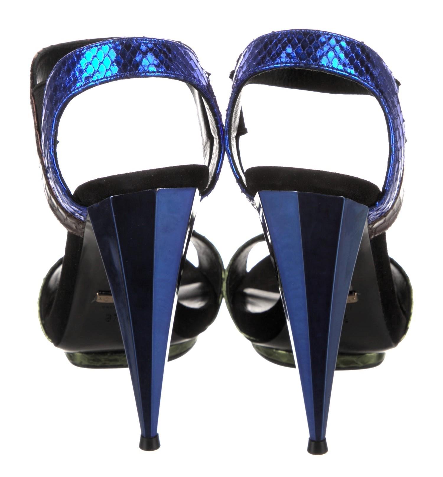 Noir New Gucci Python Snakeskin 2014 Runway Heels Sz 37.5 en vente